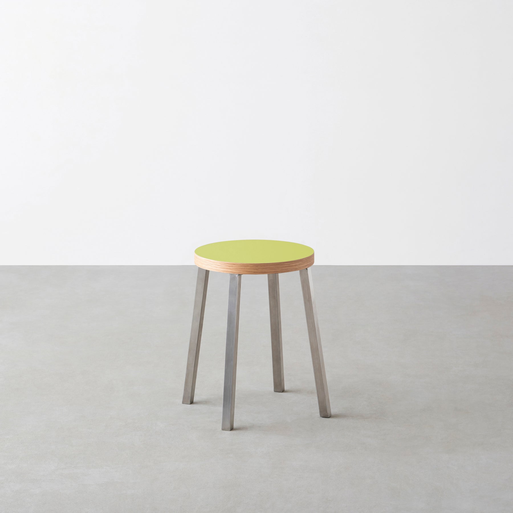 KanademonoのリノリウムSpring_green Round座面とステンレスのSlant Bar脚を合わせたシンプルモダンなスツール