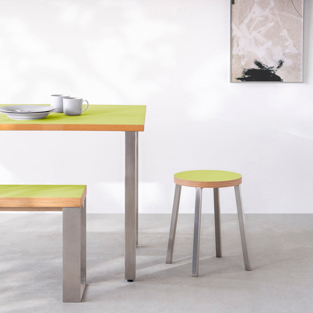 KanademonoのリノリウムSpring_green Round座面とステンレスのSlant Bar脚を合わせたシンプルモダンなスツール（使用例）
