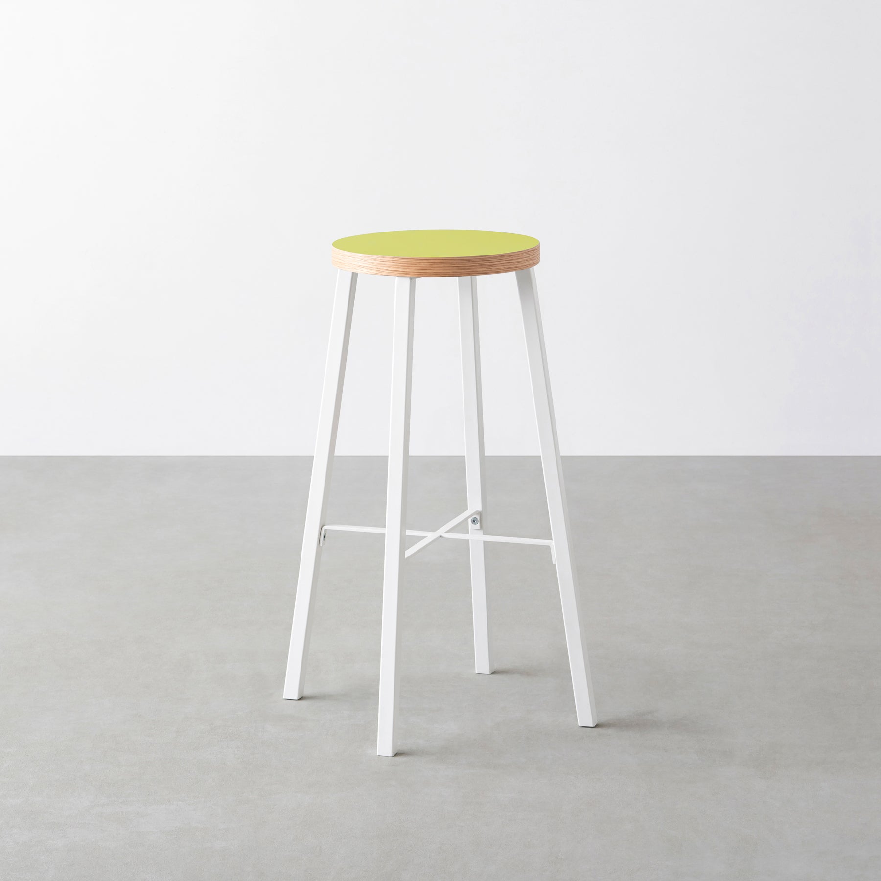 KanademonoのリノリウムSpring_green Round座面とホワイトのSlant_Bar脚を合わせたシンプルモダンなHighスツール