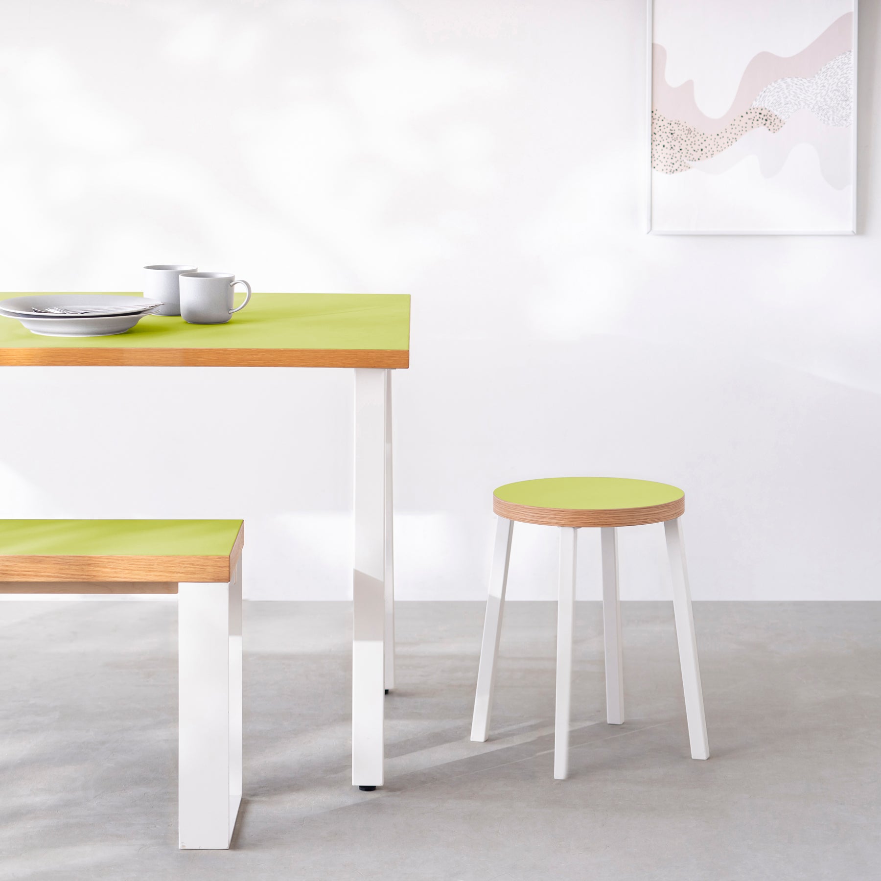 KanademonoのリノリウムSpring_green Round座面とホワイトのCross Plate脚を合わせたシンプルモダンなスツール（使用例）