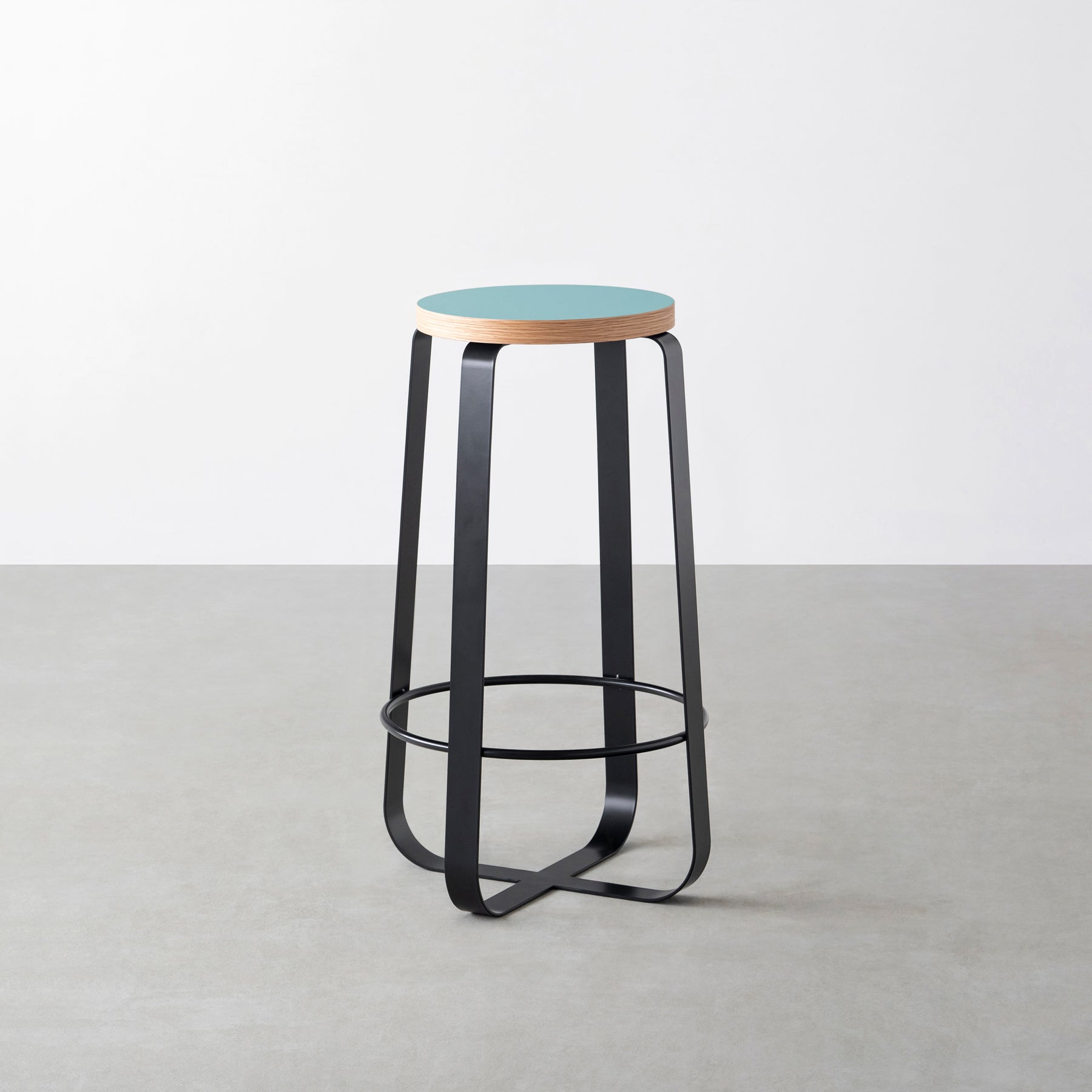 KanademonoのリノリウムAquavert Round座面とブラックのCross_Plate脚を合わせたシンプルモダンなHighスツール