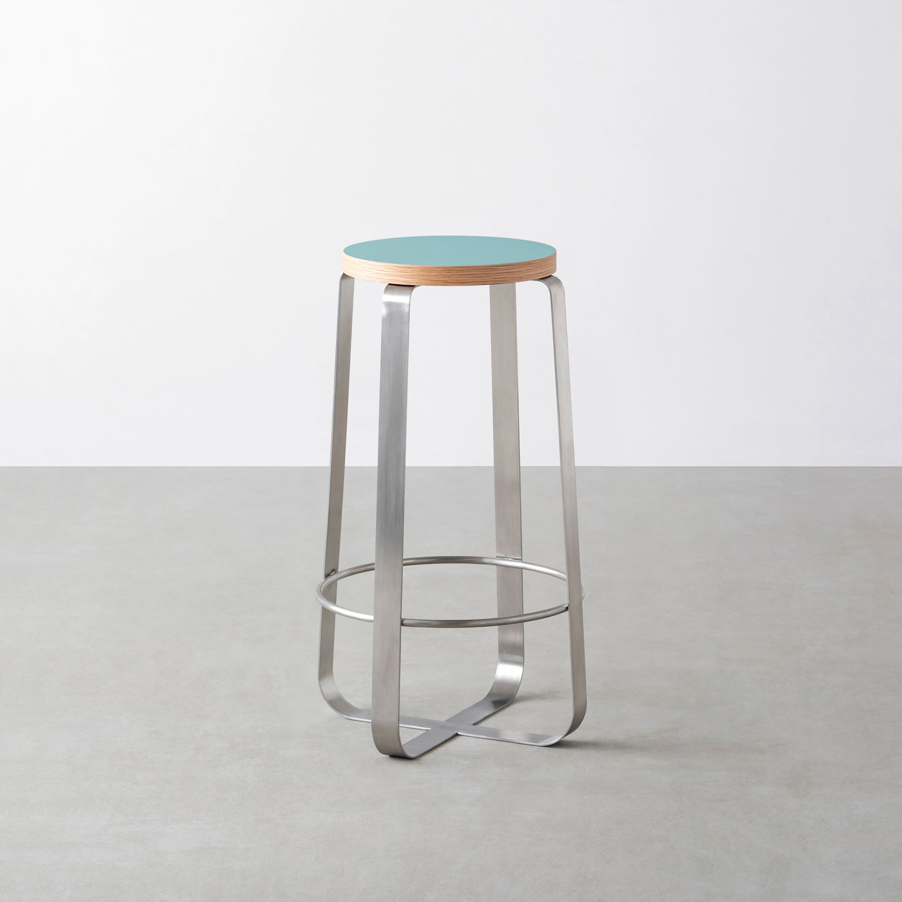 KanademonoのリノリウムAquavert Round座面とステンレスのCross_Plate脚を合わせたシンプルモダンなHighスツール