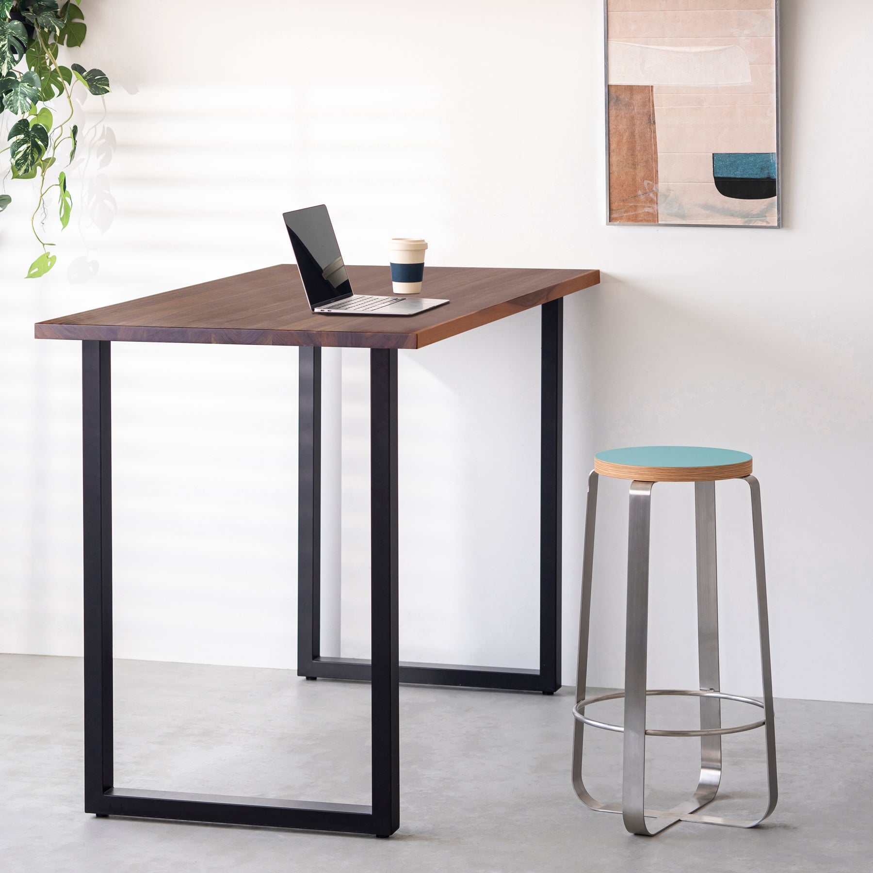 KanademonoのリノリウムAquavert Round座面とステンレスのCross_Plate脚を合わせたシンプルモダンなHighスツール（使用例）