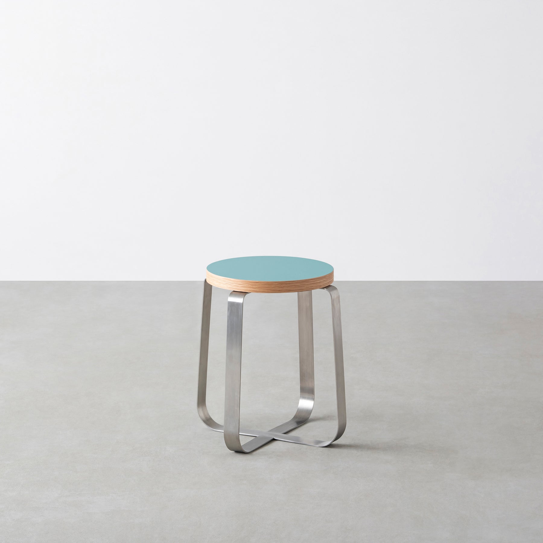 KanademonoのリノリウムAquavert Round座面とステンレスのCross_Plate脚を合わせたシンプルモダンなスツール