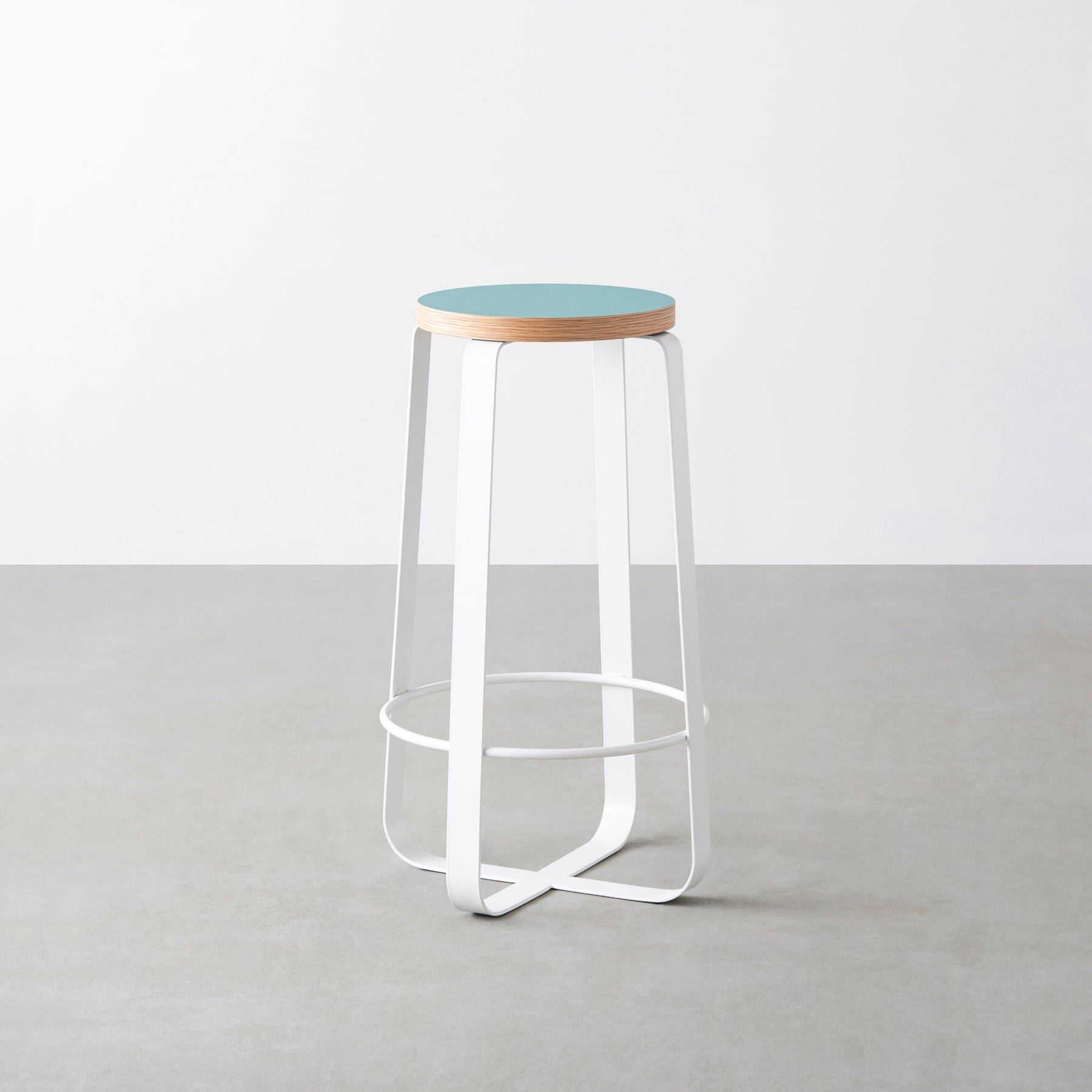 KanademonoのリノリウムAquavert Round座面とホワイトのCross_Plate脚を合わせたシンプルモダンなHighスツール