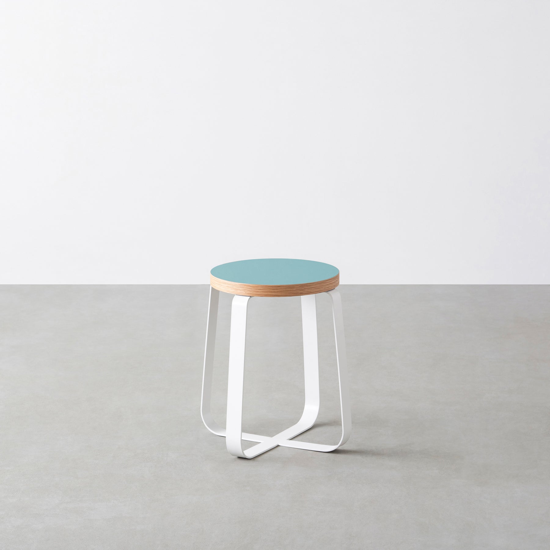 KanademonoのリノリウムAquavert Round座面とホワイトのCross Plate脚を合わせたシンプルモダンなスツール