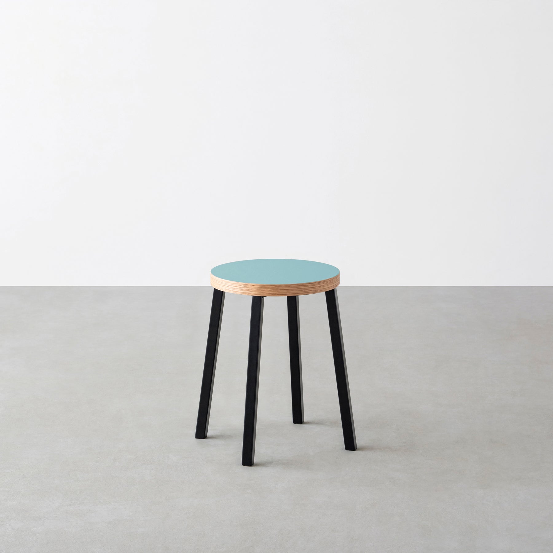 KanademonoのリノリウムAquavert  Round座面とブラックのSlant Bar脚を合わせたシンプルモダンなスツール
