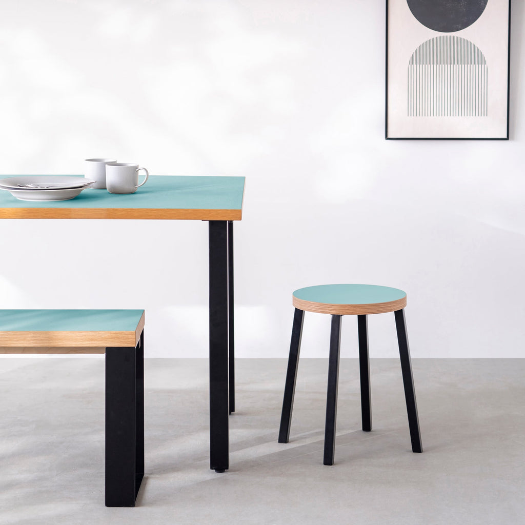 KanademonoのリノリウムAquavert  Round座面とブラックのSlant Bar脚を合わせたシンプルモダンなスツール（使用例）