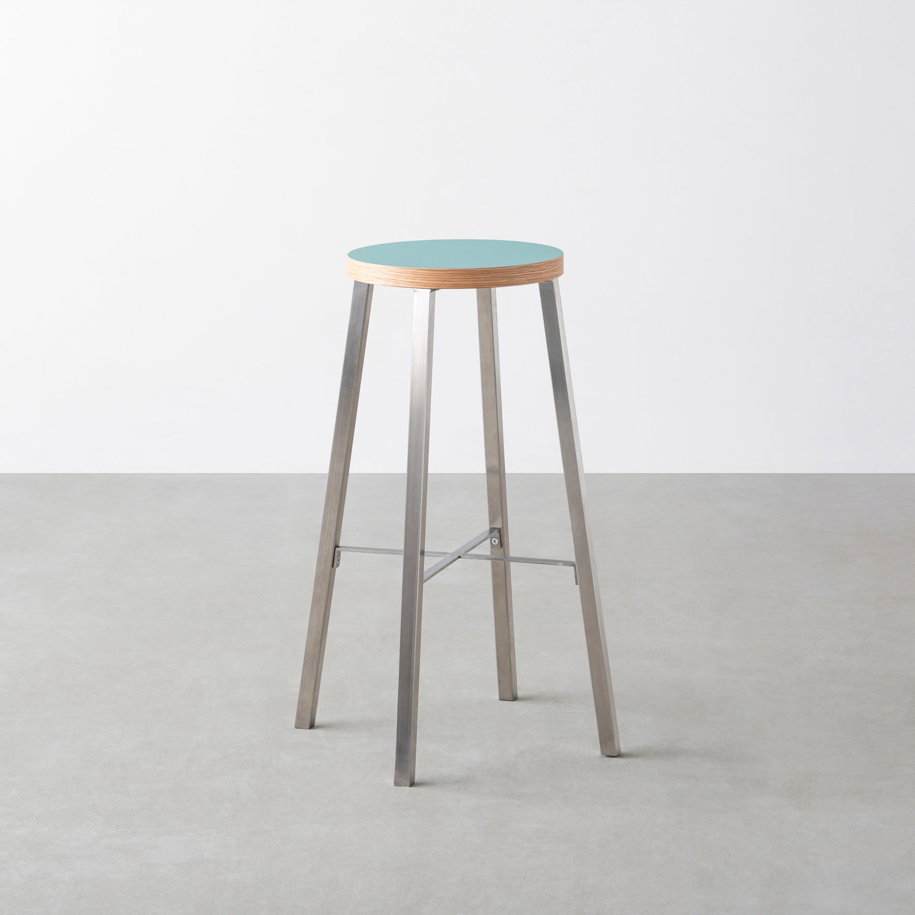 KanademonoのリノリウムAquavert Round座面とステンレスのSlant_Bar脚を合わせたシンプルモダンなHighスツール