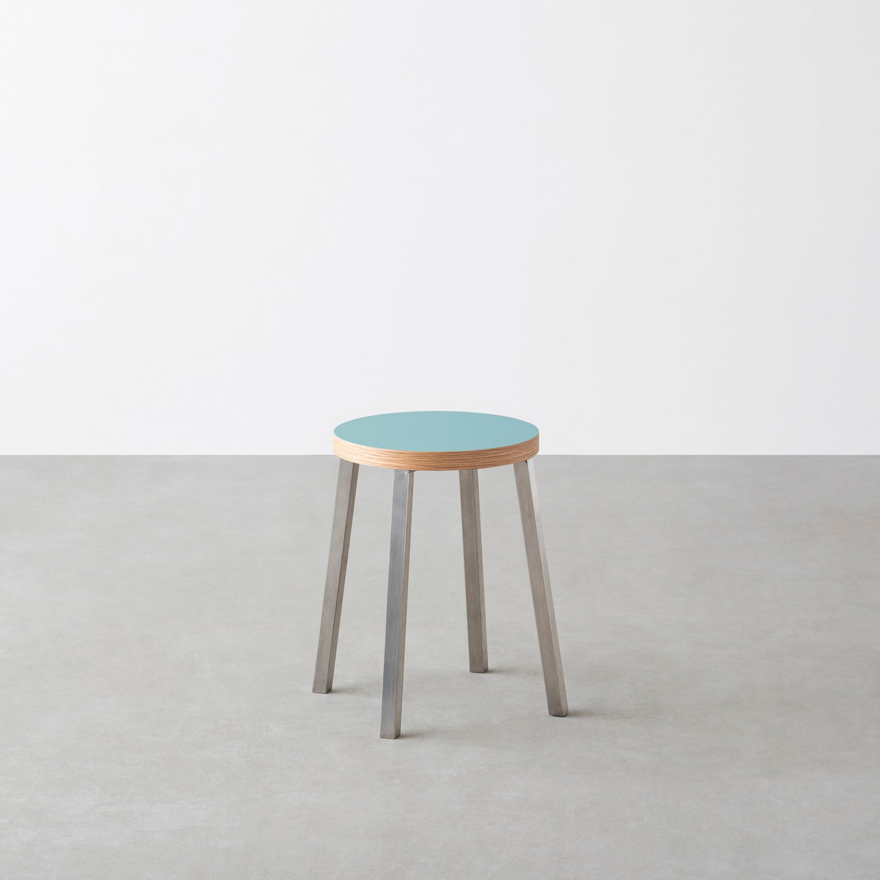 KanademonoのリノリウムAquavert Round座面とステンレスのSlant_Bar脚を合わせたシンプルモダンなスツール