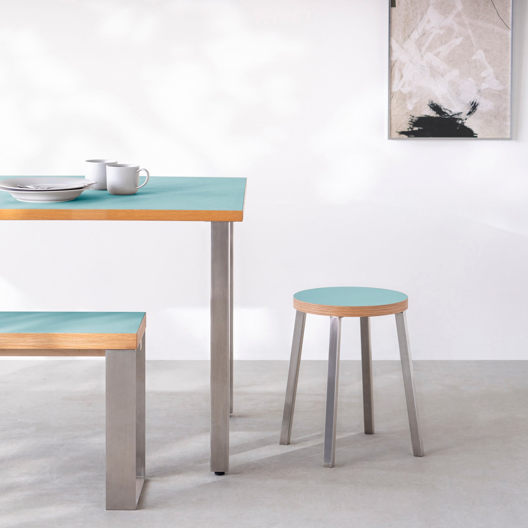 KanademonoのリノリウムAquavert Round座面とステンレスのSlant_Bar脚を合わせたシンプルモダンなスツール（使用例）