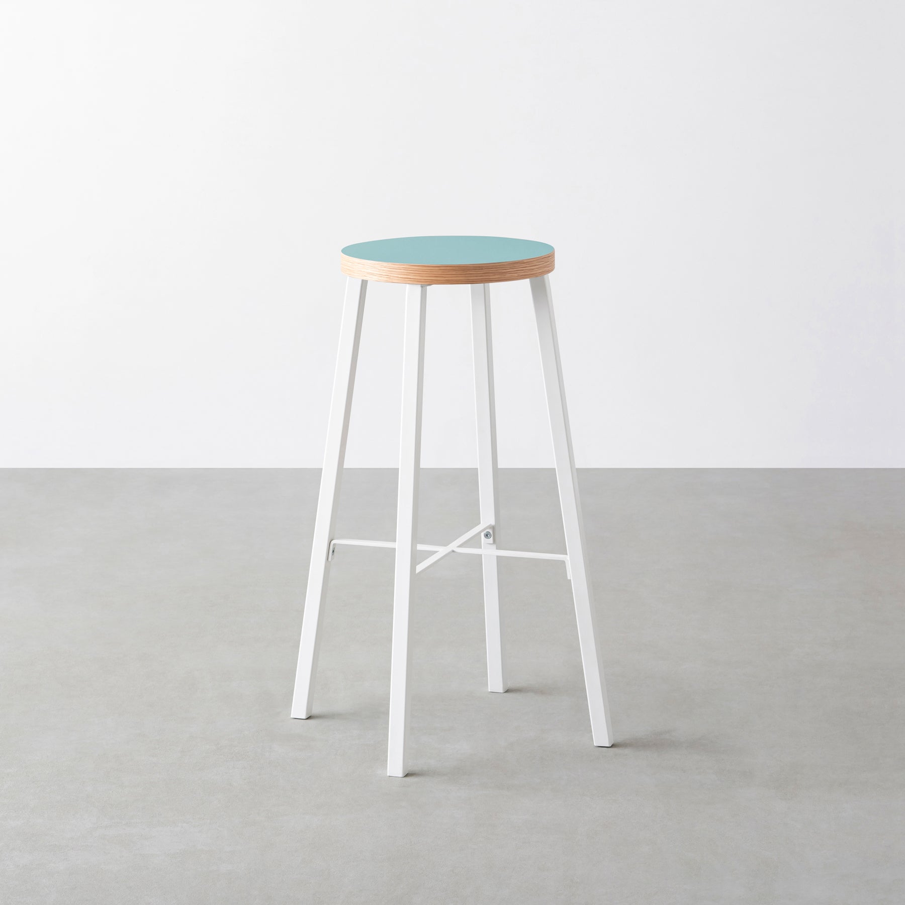 KanademonoのリノリウムAquavert Round座面とホワイトのSlant_Bar脚を合わせたシンプルモダンなHighスツール