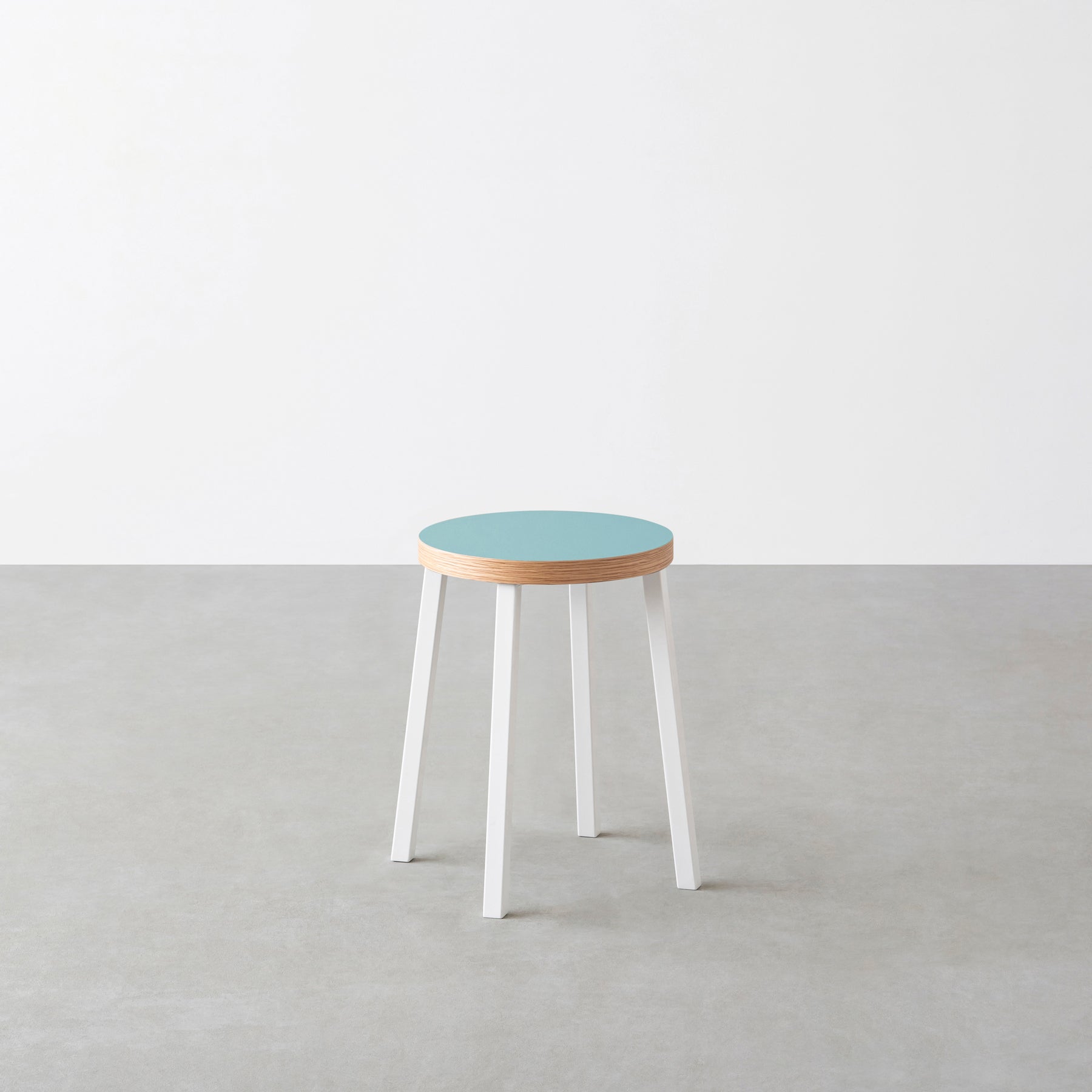 KanademonoのリノリウムAquavert Round座面とホワイトのSlant Bar脚を合わせたシンプルモダンなスツール