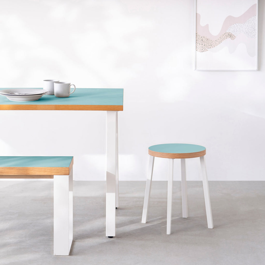 Kanademonoのリノリウム Round座面とホワイトのSlant Bar脚を合わせたシンプルモダンなスツール（使用例）