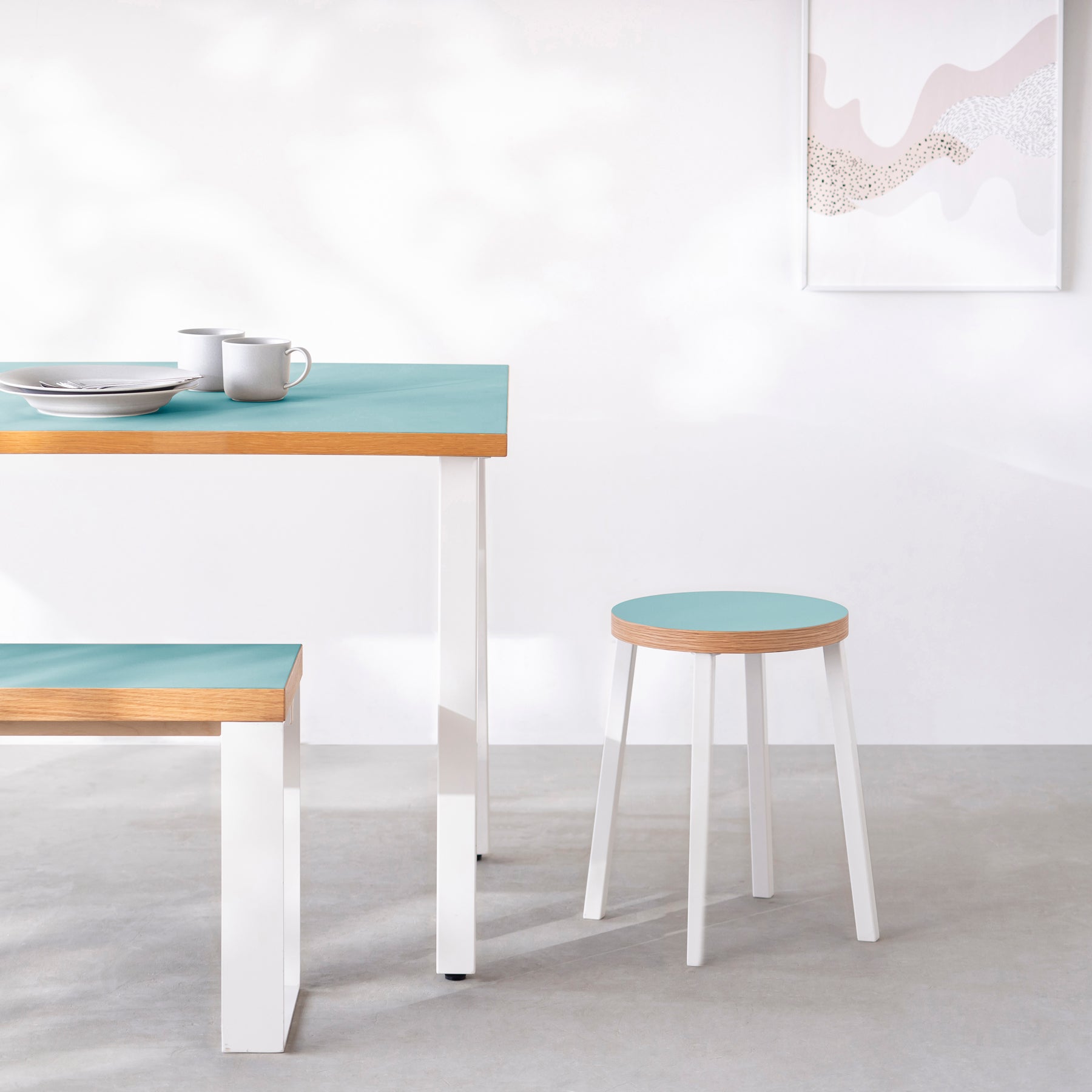 Kanademonoのリノリウム Round座面とホワイトのSlant Bar脚を合わせたシンプルモダンなスツール（使用例）