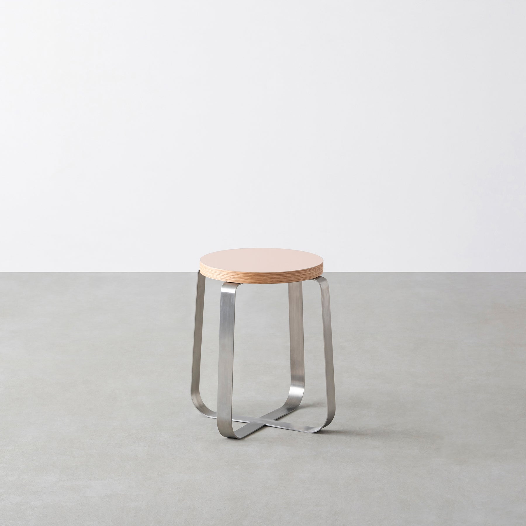 KanademonoのリノリウムPowder Round座面とステンレスのCross_Plate脚を合わせたシンプルモダンなスツール