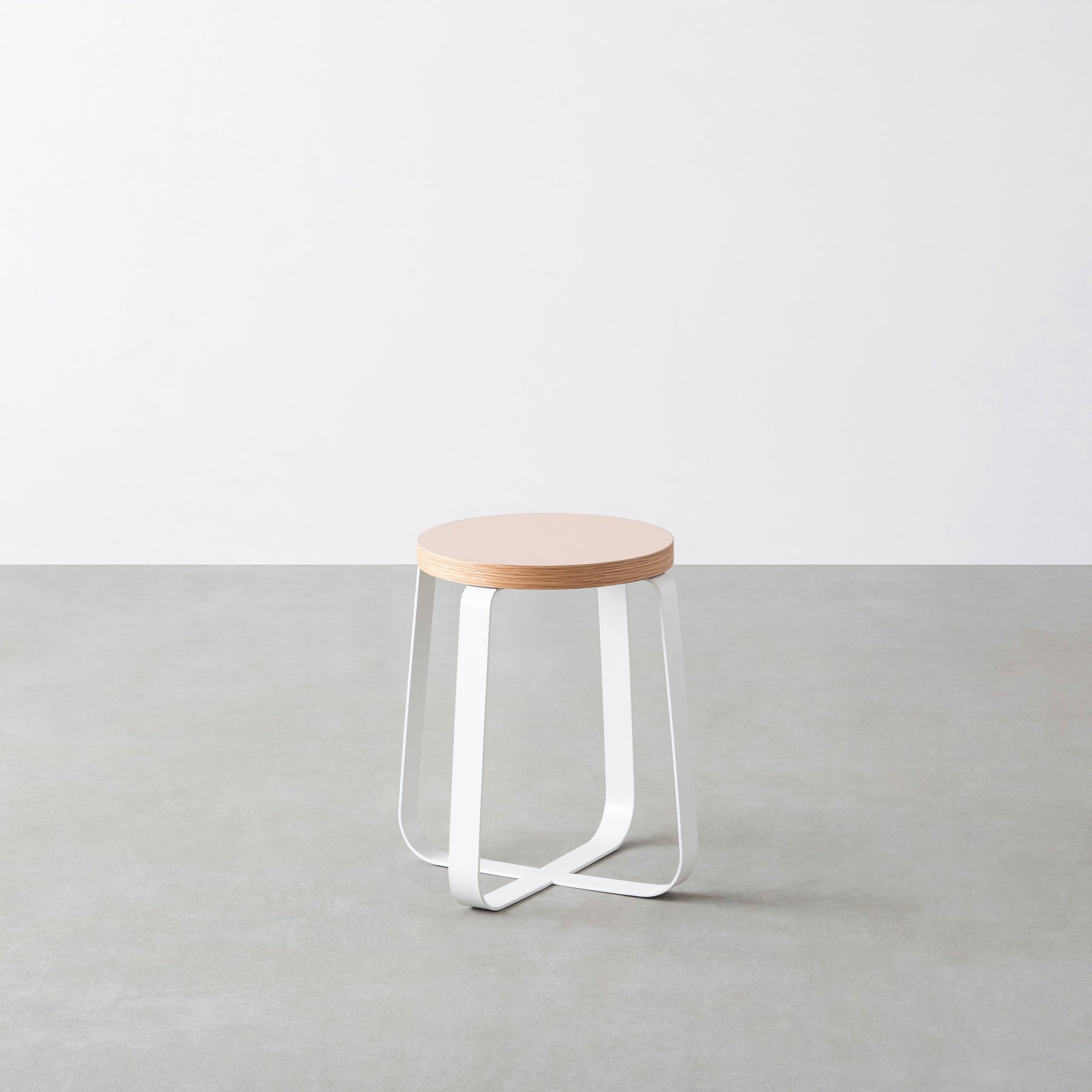 KanademonoのリノリウムPowder Round座面とホワイトのCross Plate脚を合わせたシンプルモダンなスツール