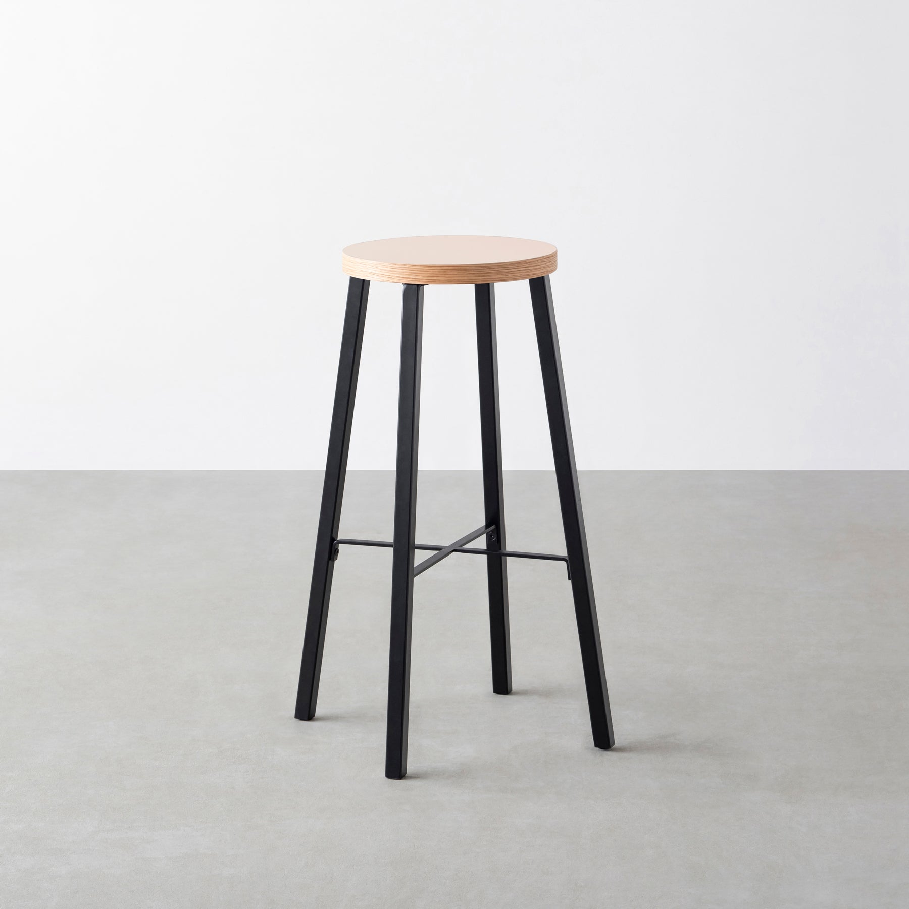 KanademonoのリノリウムPowder Round座面とブラックのSlant_Bar脚を合わせたシンプルモダンなHighスツール