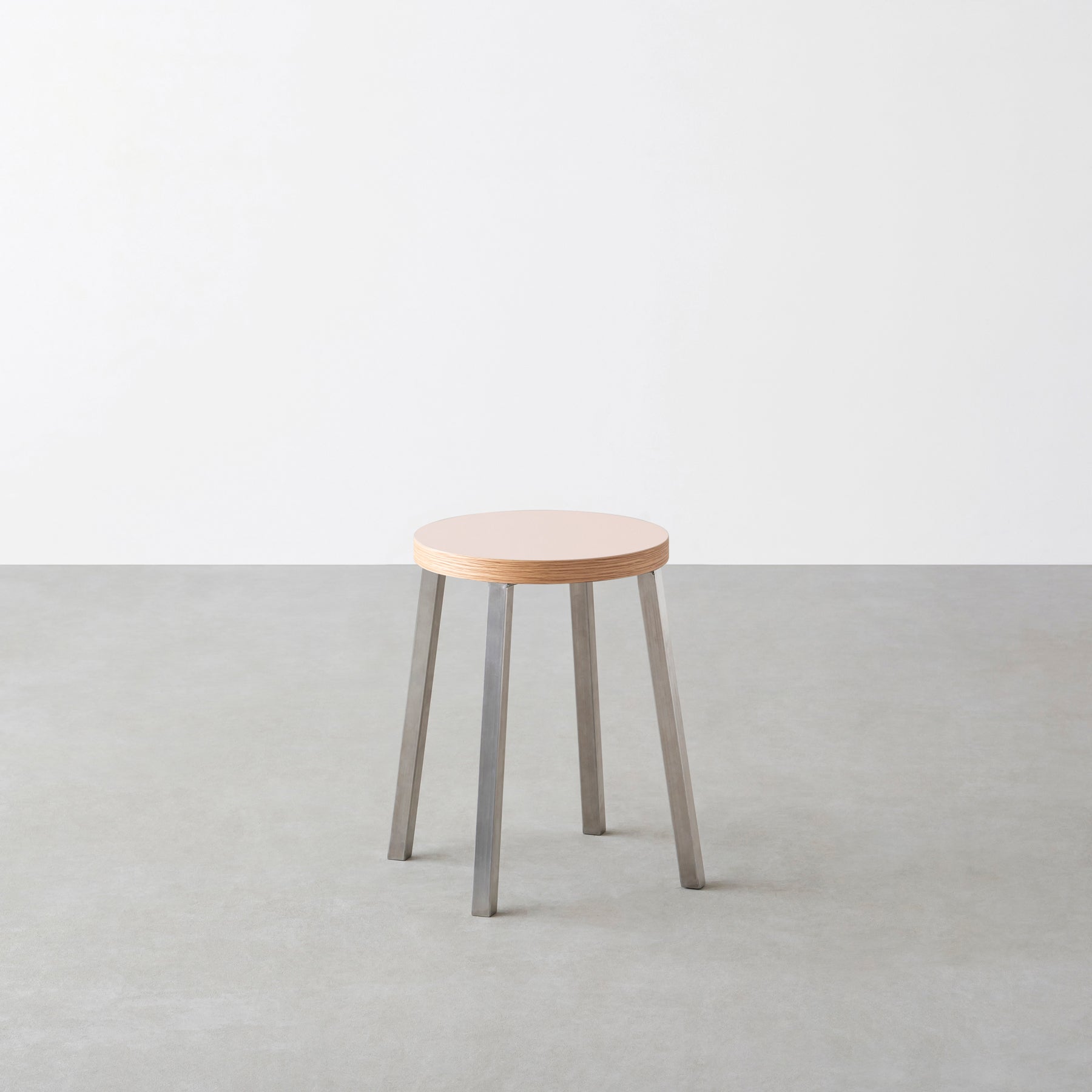KanademonoのリノリウムPowder Round座面とステンレスのSlant_Bar脚を合わせたシンプルモダンなスツール