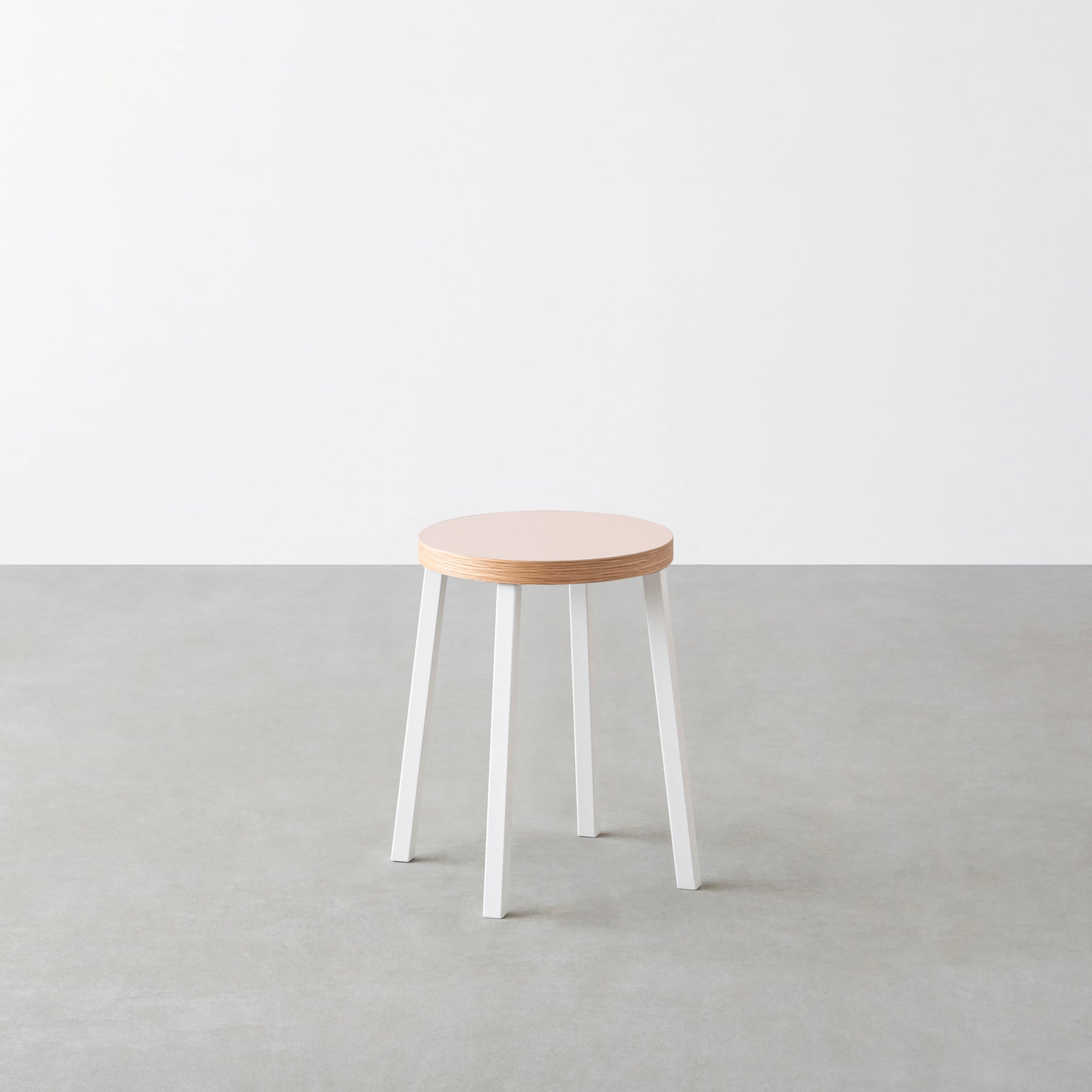 KanademonoのリノリウムPowder Round座面とホワイトのSlant Bar脚を合わせたシンプルモダンなスツール