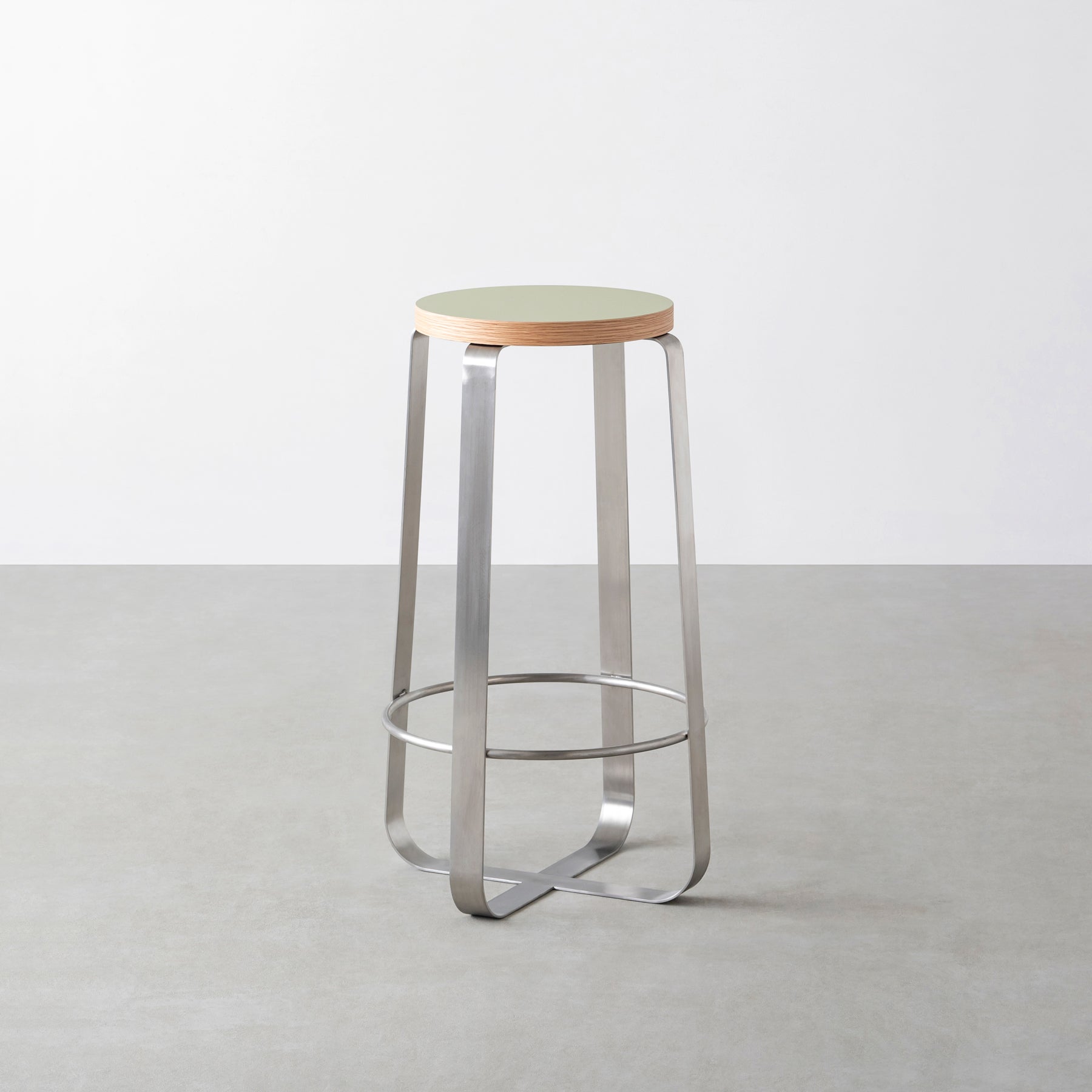 KanademonoのリノリウムPistachio Round座面とステンレスのCross_Plate脚を合わせたシンプルモダンなHighスツール