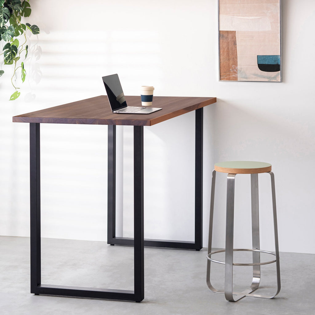 KanademonoのリノリウムPistachio Round座面とステンレスのCross_Plate脚を合わせたシンプルモダンなHighスツール（使用例）