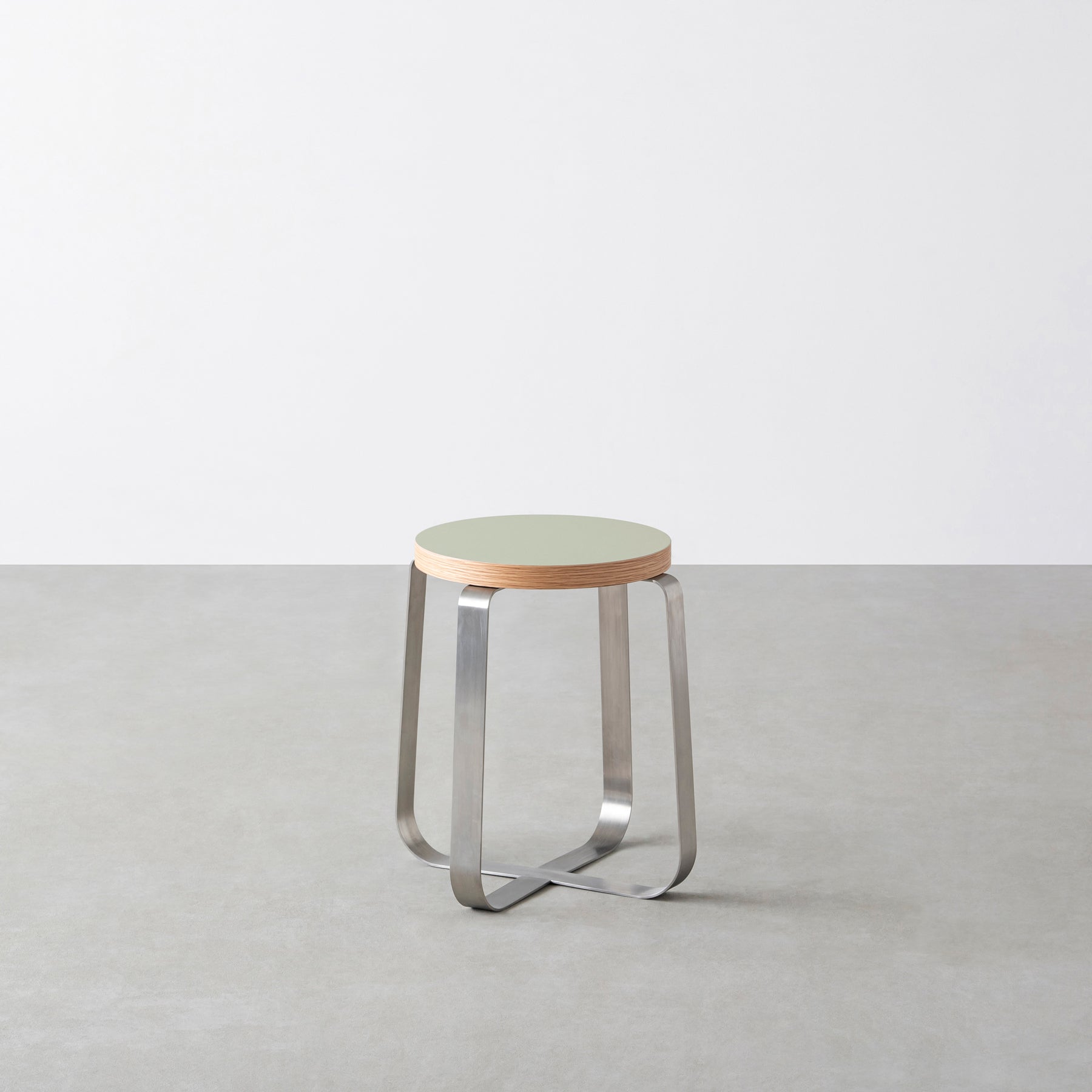 KanademonoのリノリウムPistachio Round座面とステンレスのCross Plate脚を合わせたシンプルモダンなスツール
