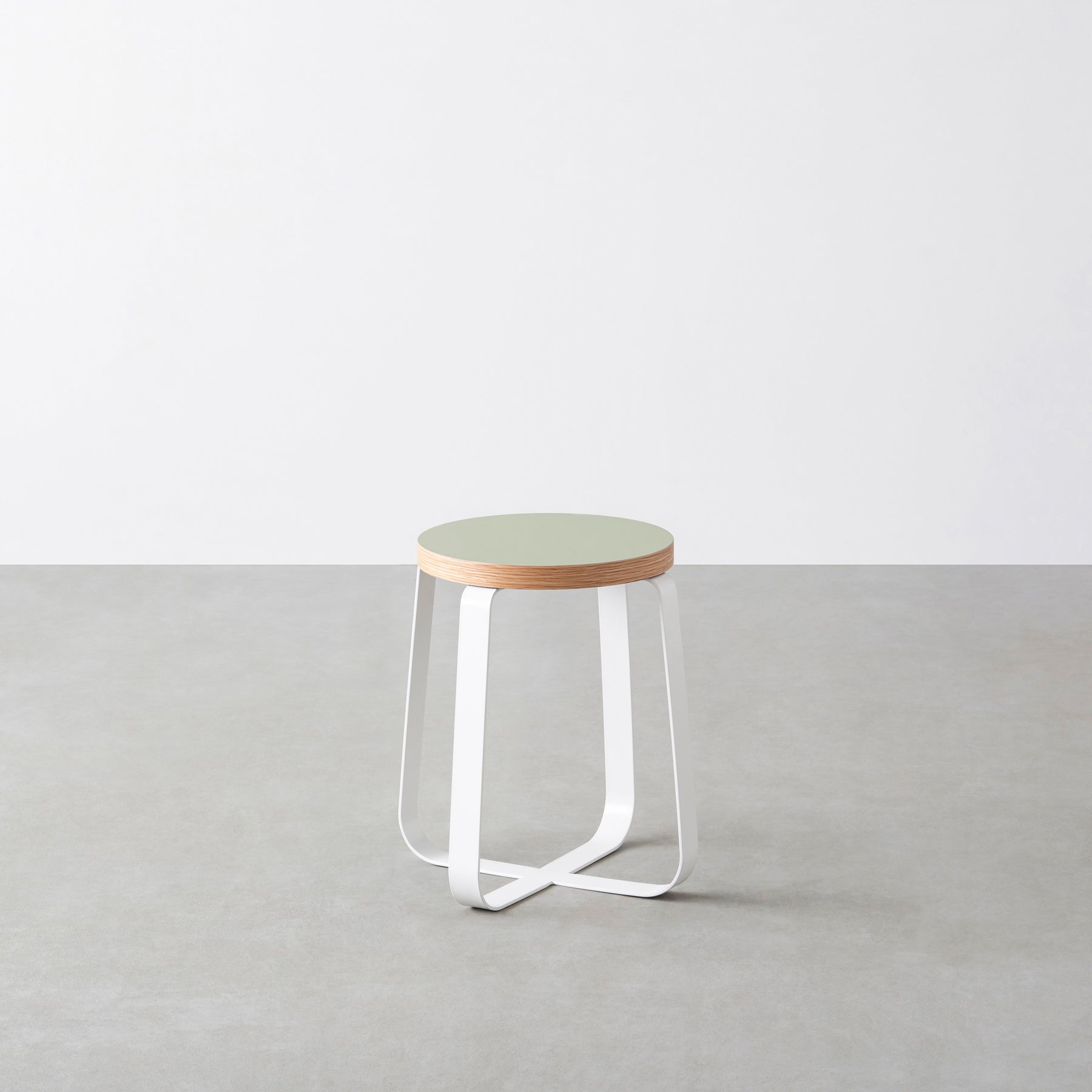 KanademonoのリノリウムPistachio Round座面とホワイトのCross Plate脚を合わせたシンプルモダンなスツール