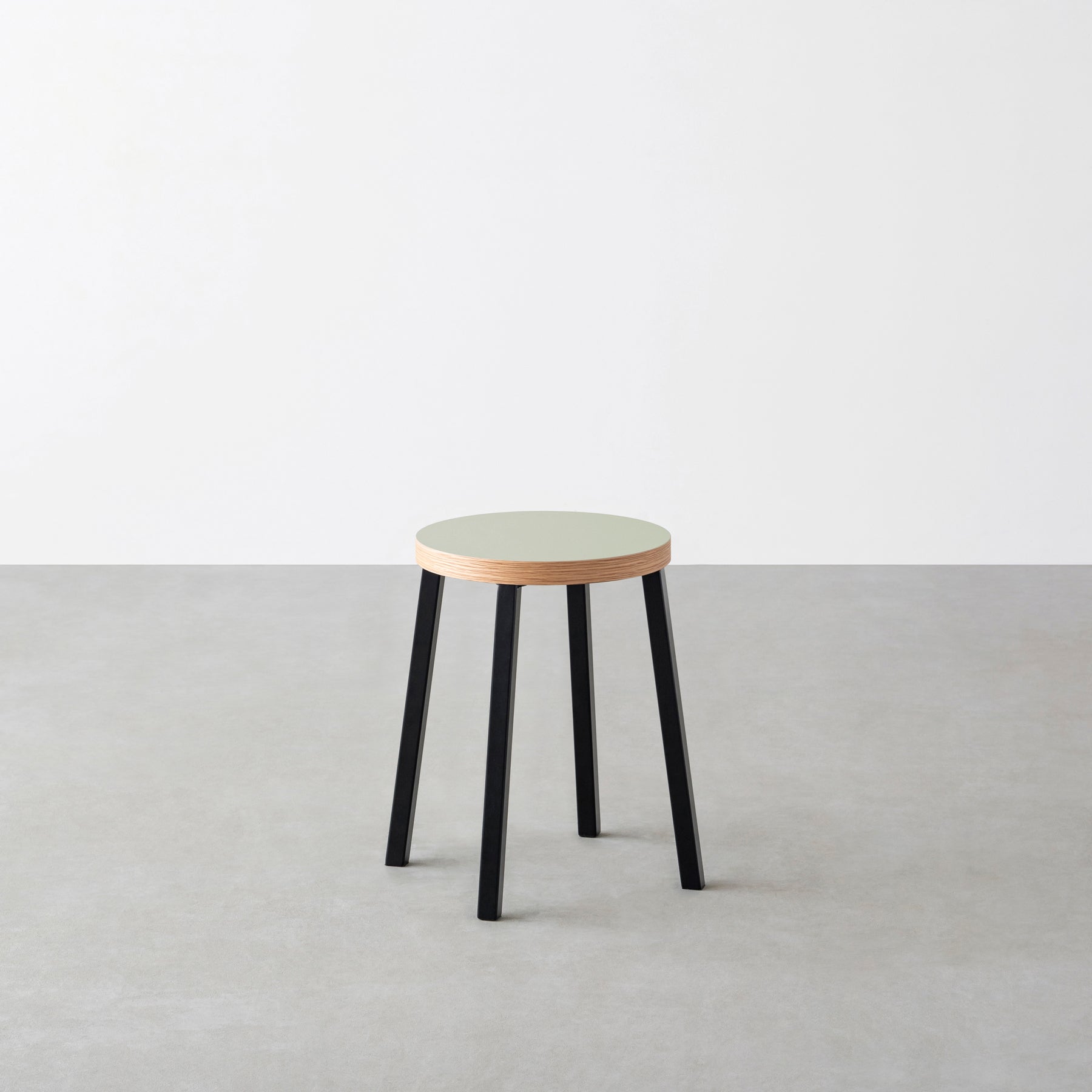 KanademonoのリノリウムPistachio Round座面とブラックのSlant Bar脚を合わせたシンプルモダンなスツール