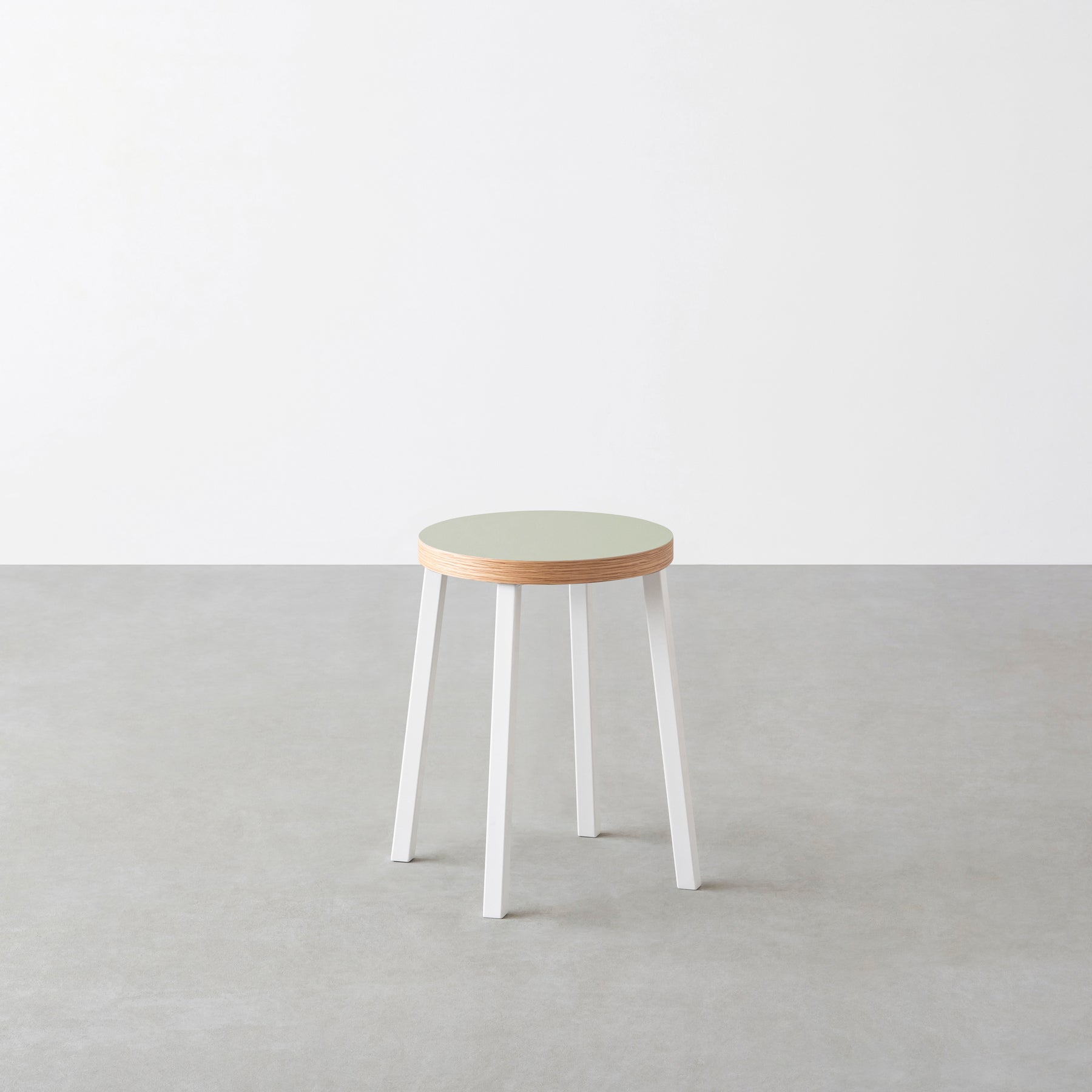 KanademonoのリノリウムPistachio  Round座面とホワイトのSlant Bar脚を合わせたシンプルモダンなスツール