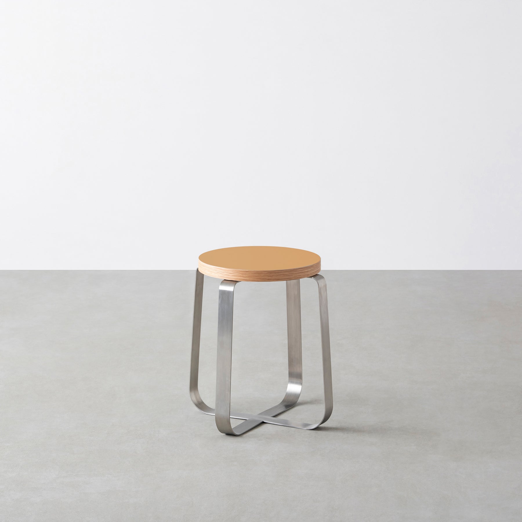 KanademonoのリノリウムClay Round座面とステンレスのCross Plate脚を合わせたシンプルモダンなスツール