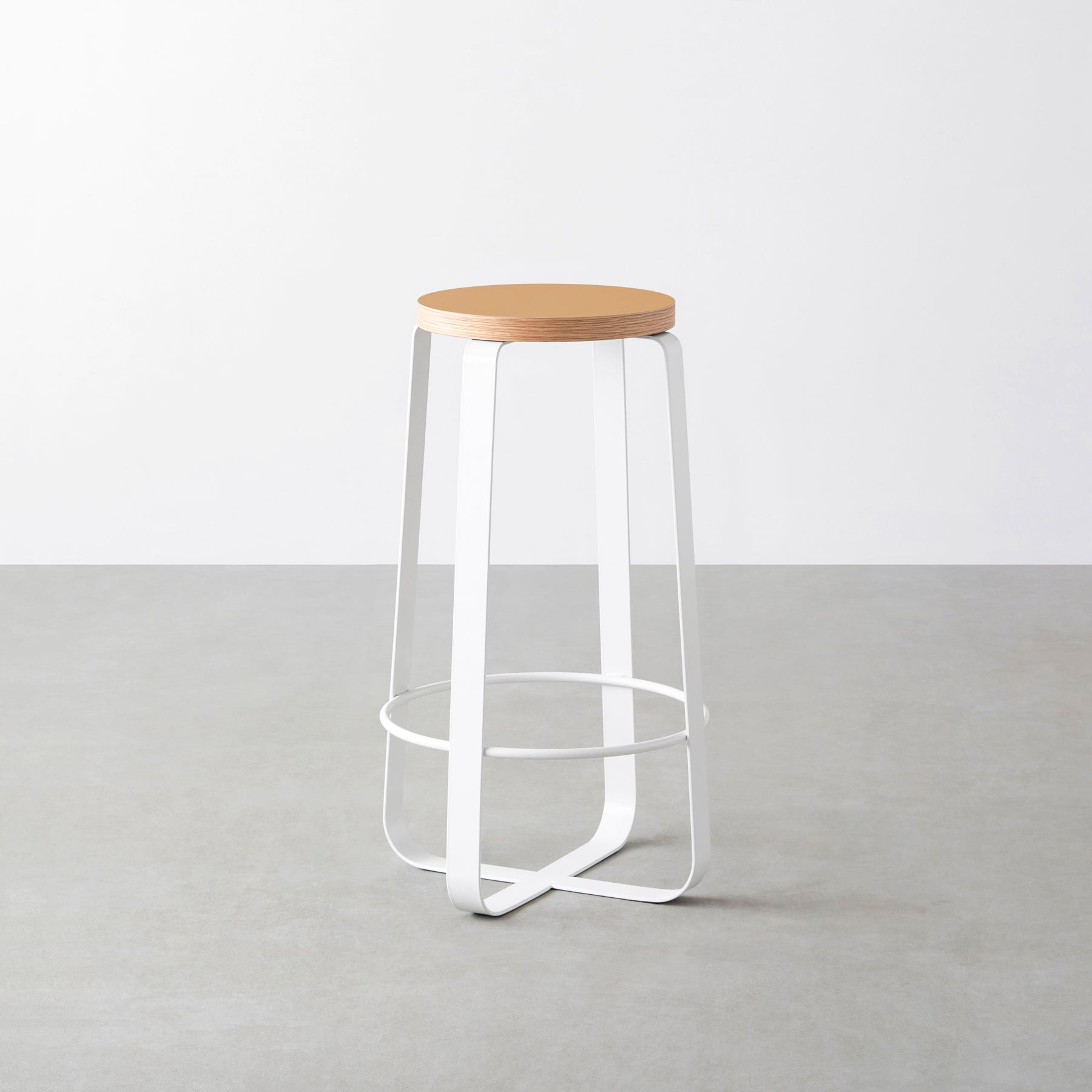 KanademonoのリノリウムClay Round座面とホワイトのCross_Plate脚を合わせたシンプルモダンなHighスツール