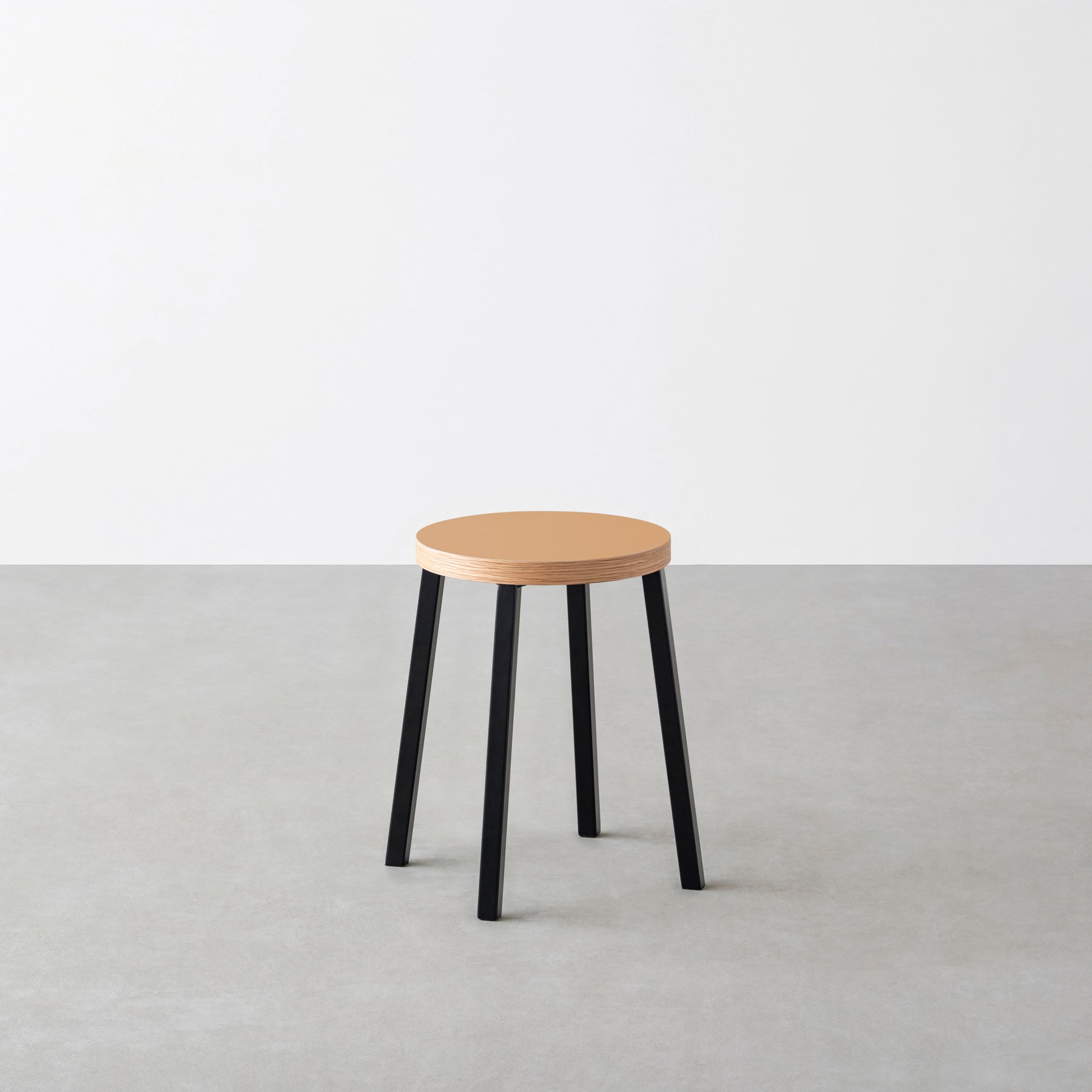 KanademonoのリノリウムClay Round座面とブラックのSlant Bar脚を合わせたシンプルモダンなスツール