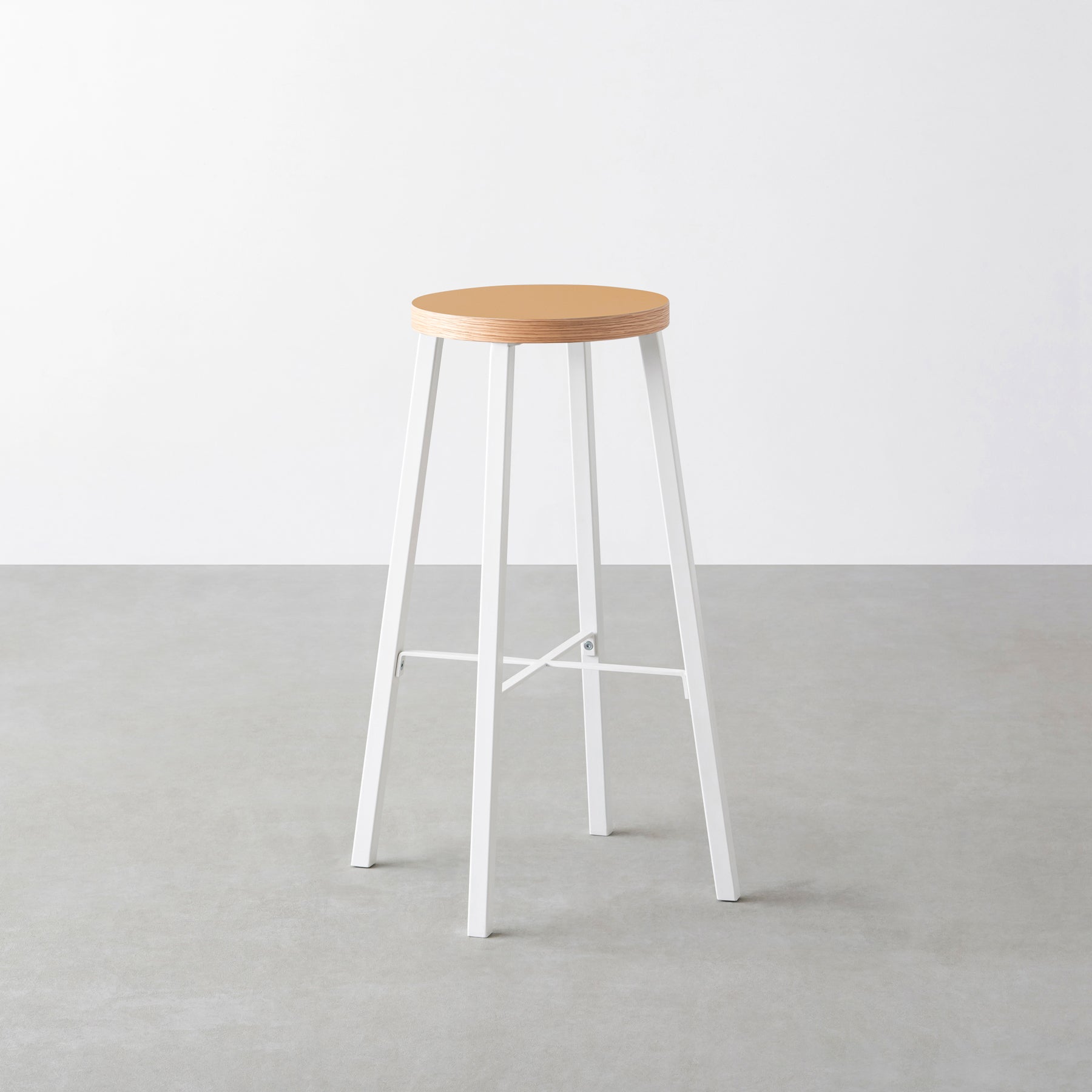 KanademonoのリノリウムClay Round座面とホワイトのSlant_Bar脚を合わせたシンプルモダンなHighスツール