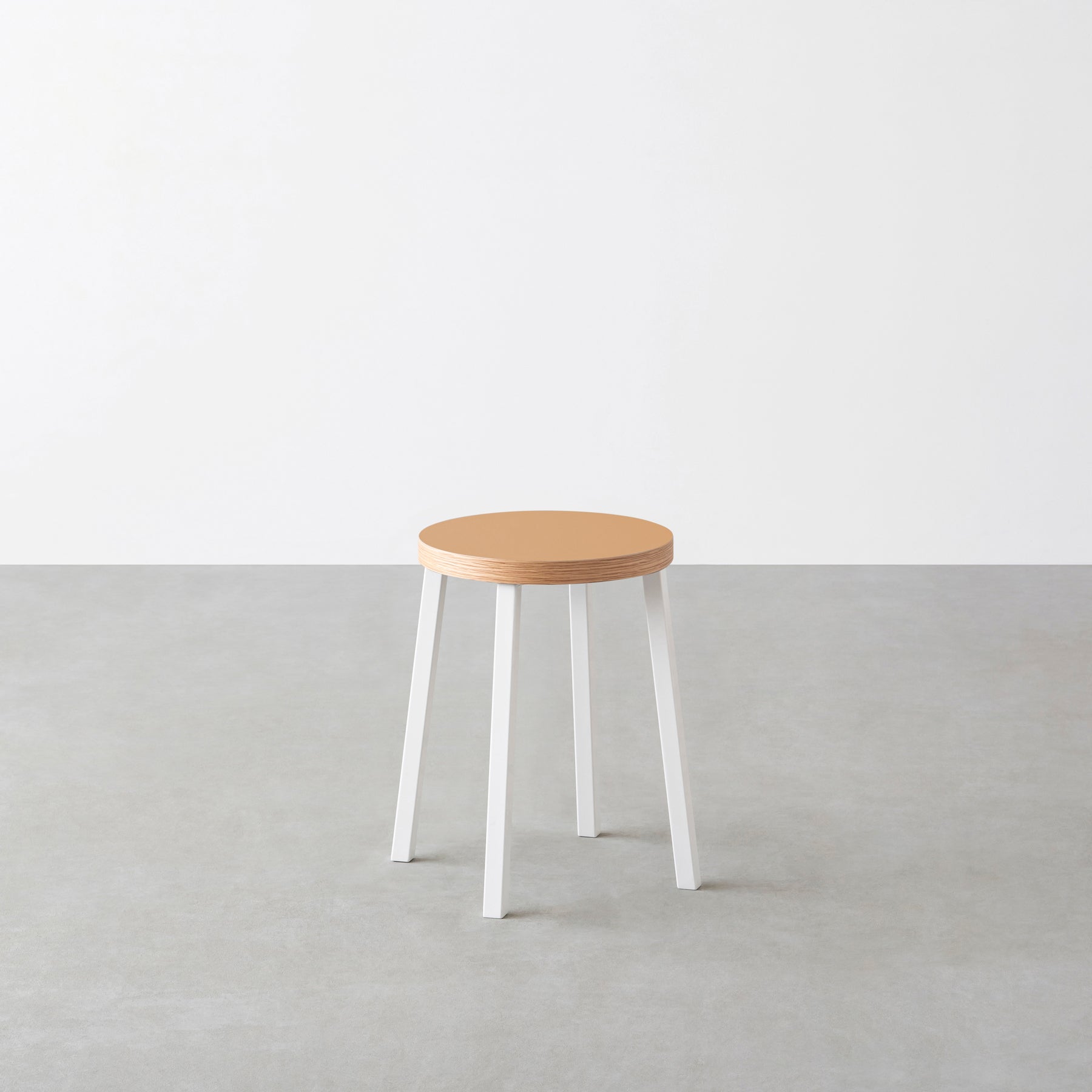 KanademonoのリノリウムClay  Round座面とホワイトのSlant Bar脚を合わせたシンプルモダンなスツール