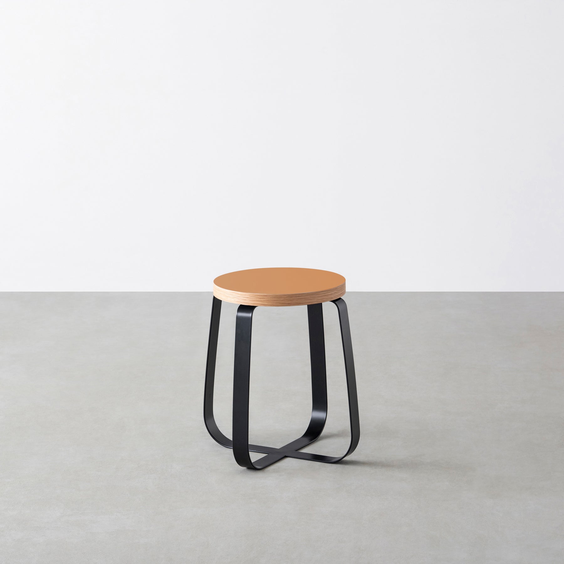 KanademonoのリノリウムLeather Round座面とブラックのCross Plate脚を合わせたシンプルモダンなスツール
