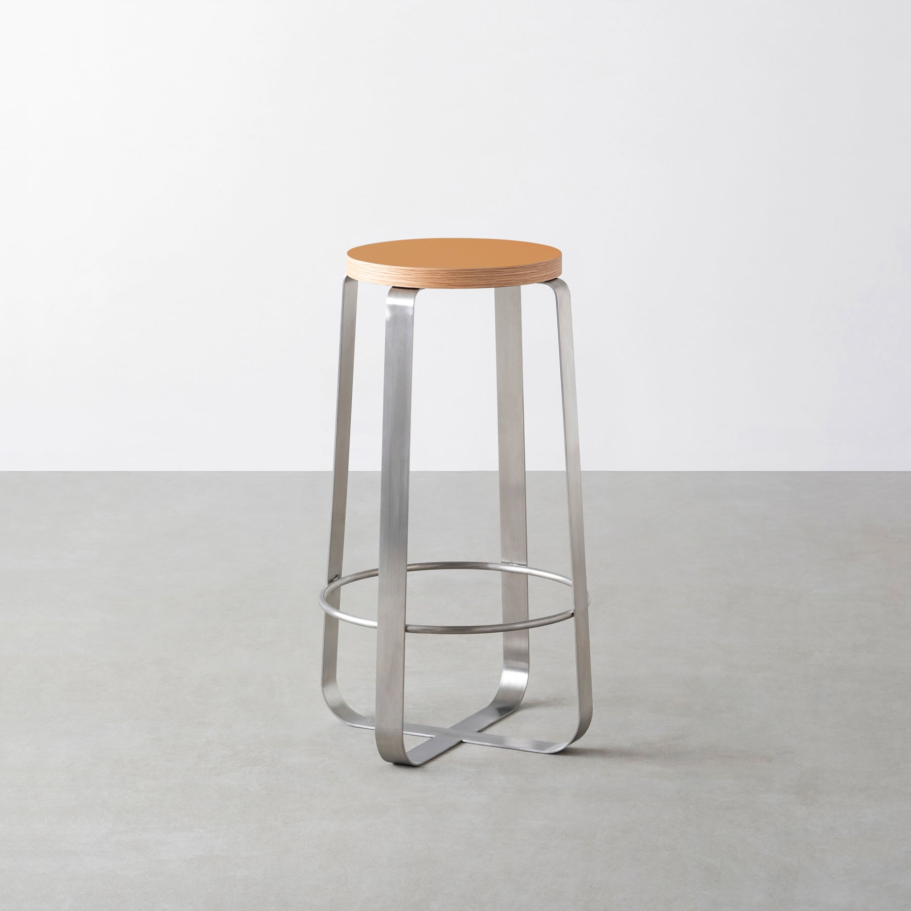 KanademonoのリノリウムLeather Round座面とステンレスのCross_Plate脚を合わせたシンプルモダンなHighスツール
