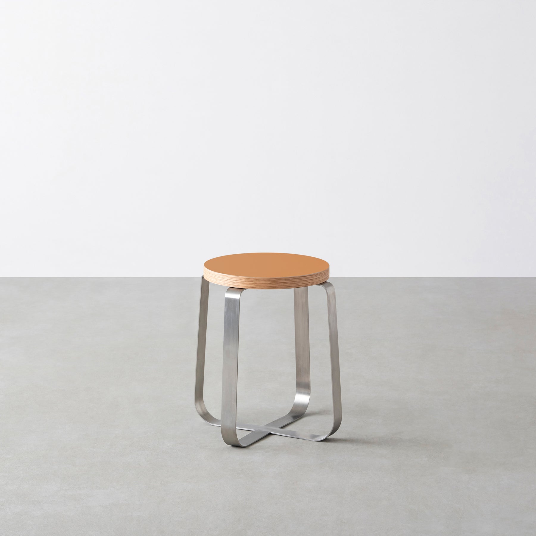 KanademonoのリノリウムLeather Round座面とステンレスのCross_Plate脚を合わせたシンプルモダンなスツール