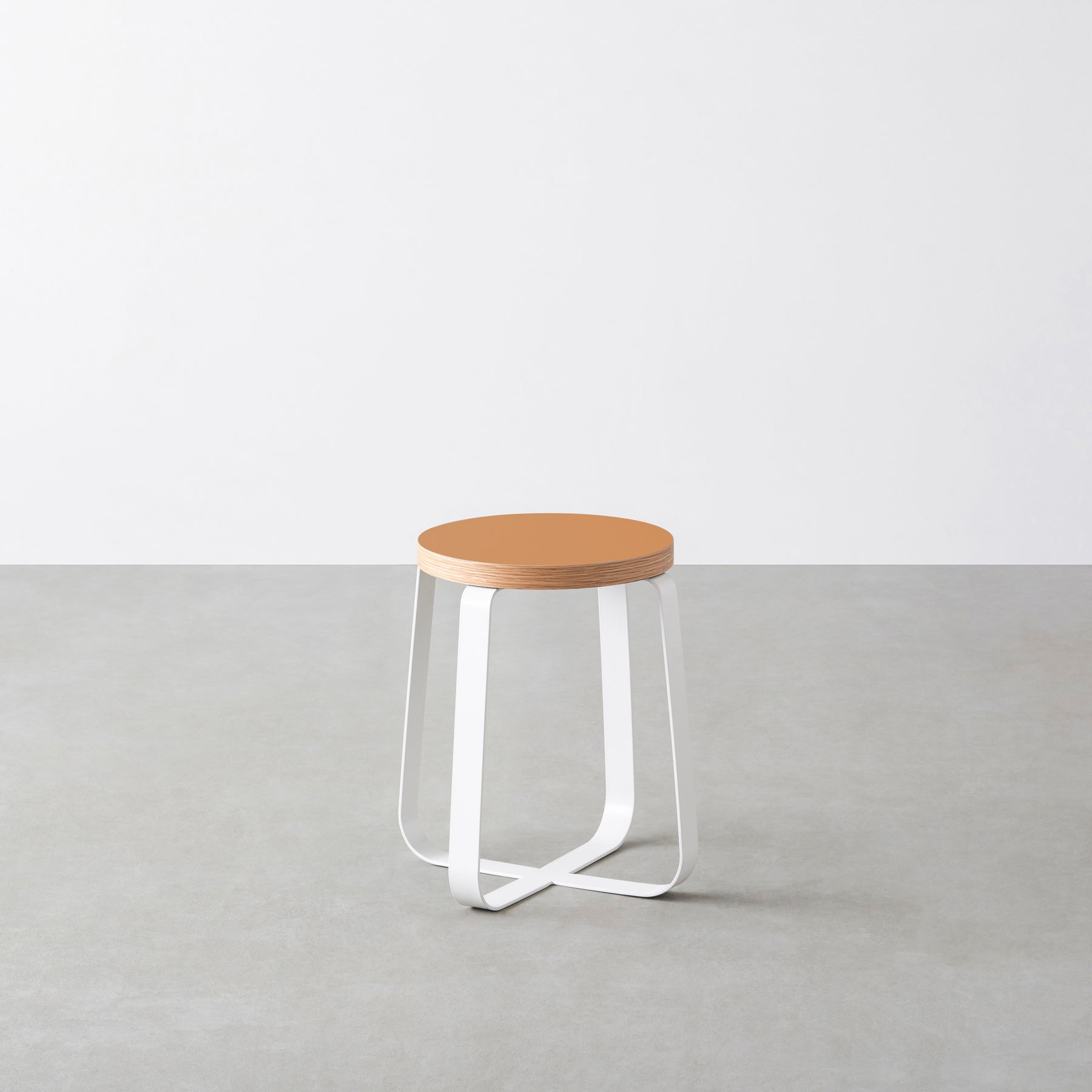 KanademonoのリノリウムLeather Round座面とホワイトのCross Plate脚を合わせたシンプルモダンなスツール