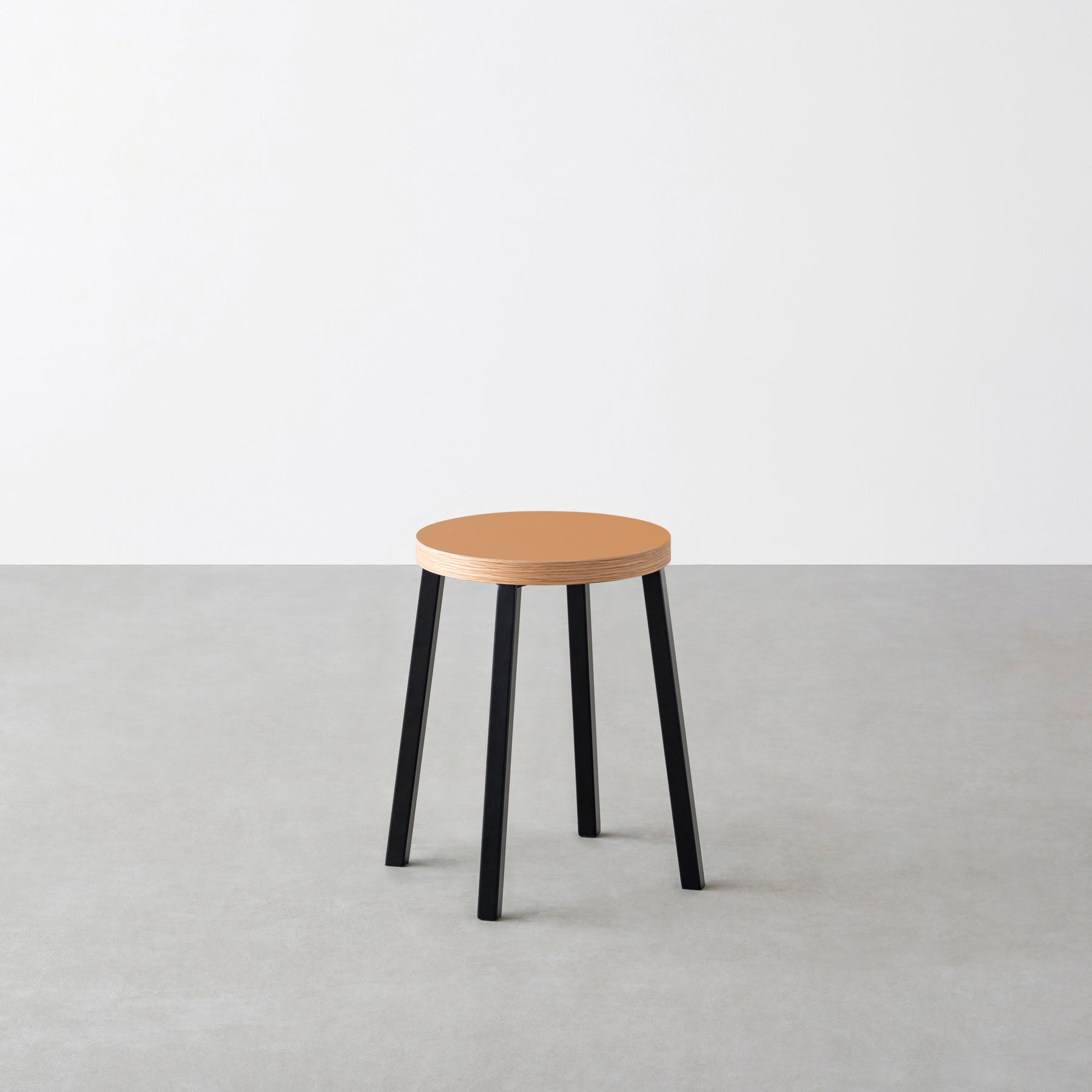 KanademonoのリノリウムLeather Round座面とブラックのSlant Bar脚を合わせたシンプルモダンなスツール