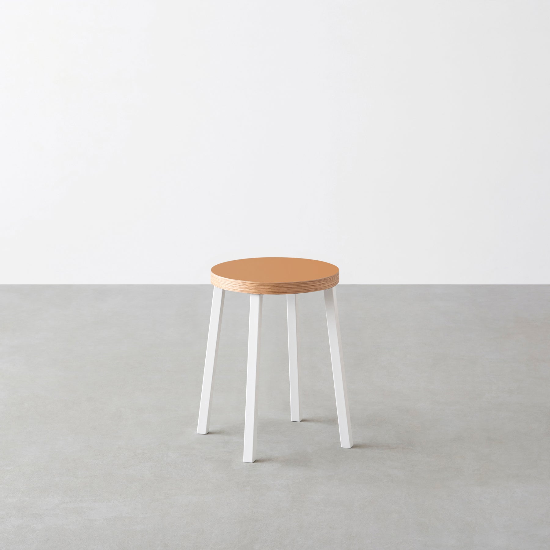 KanademonoのリノリウムLeather Squircle座面とホワイトのSlant Bar脚を合わせたシンプルモダンなスツール