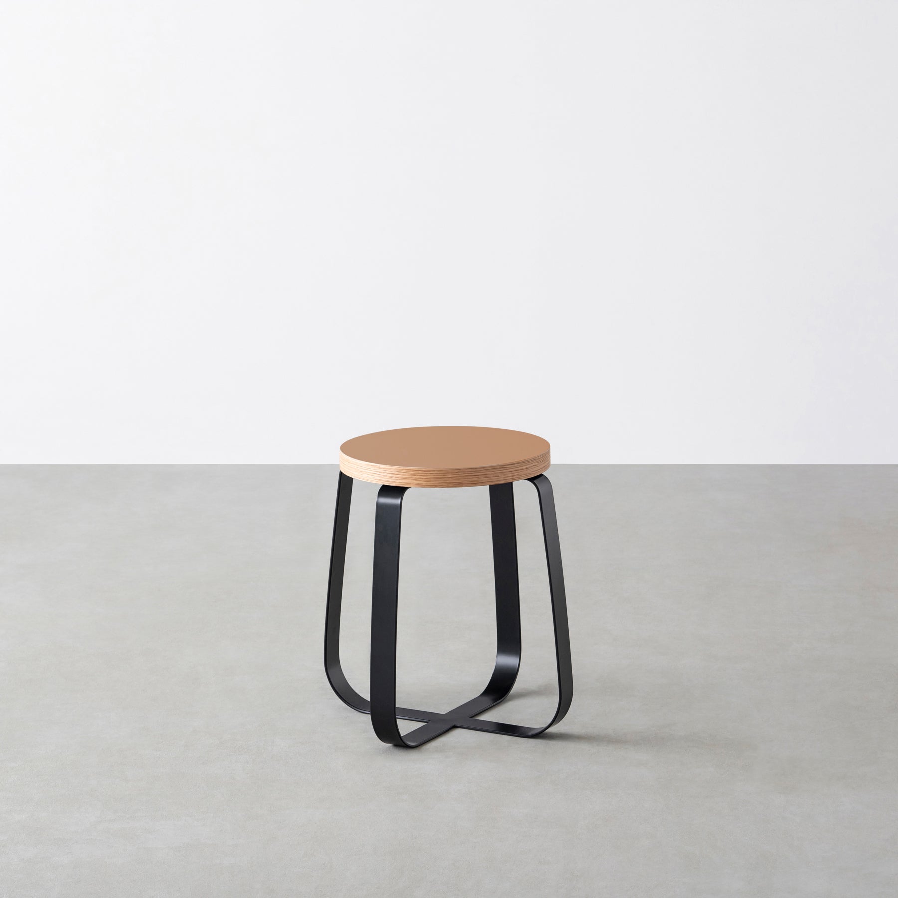 KanademonoのリノリウムWalnut Round座面とブラックのCross Plate脚を合わせたシンプルモダンなスツール