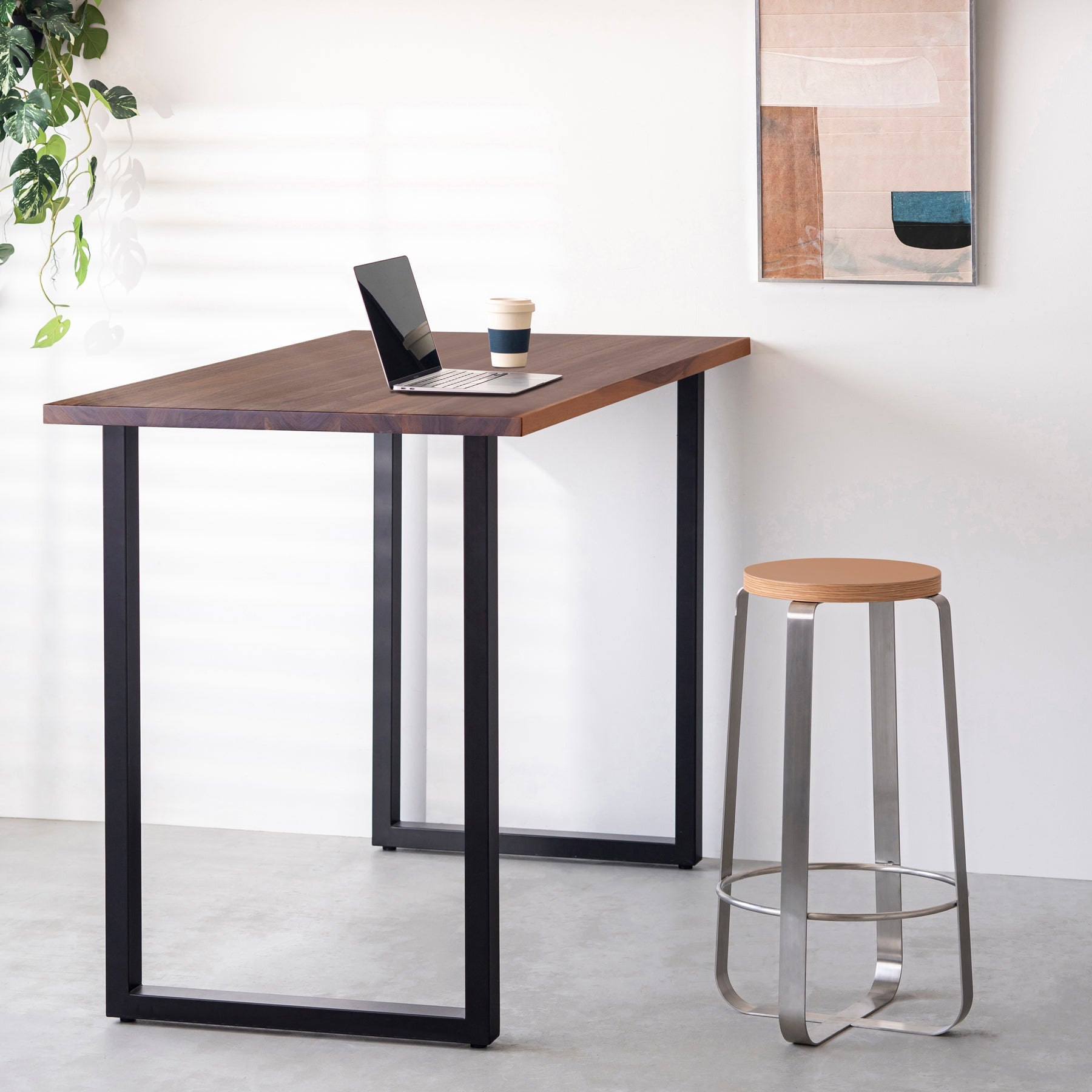 KanademonoのリノリウムWalnut Round座面とステンレスのCross_Plate脚を合わせたシンプルモダンなHighスツール（使用例）