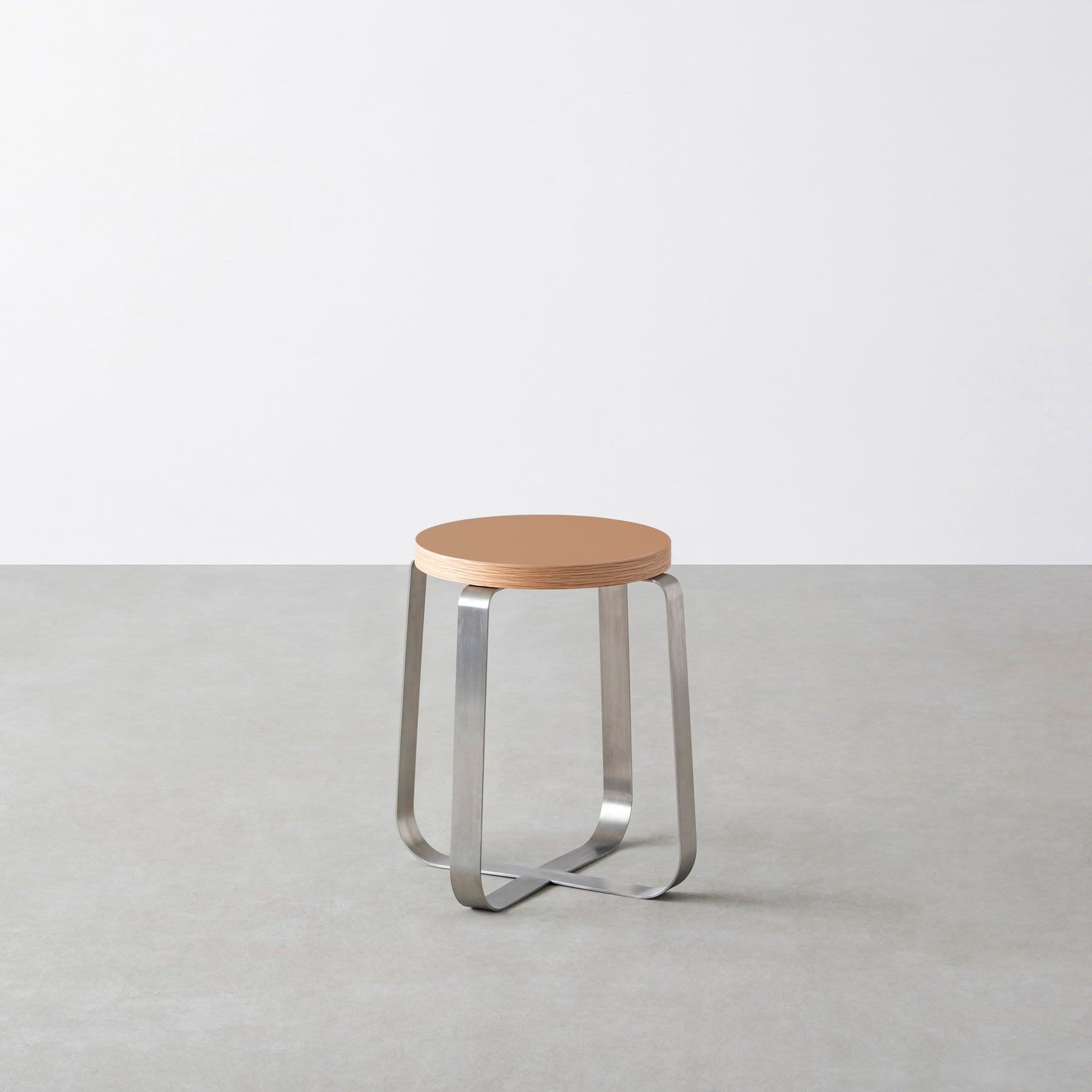 Kanademonoのリノリウムwalnut Round座面とステンレスのCross Plate脚を合わせたシンプルモダンなスツール