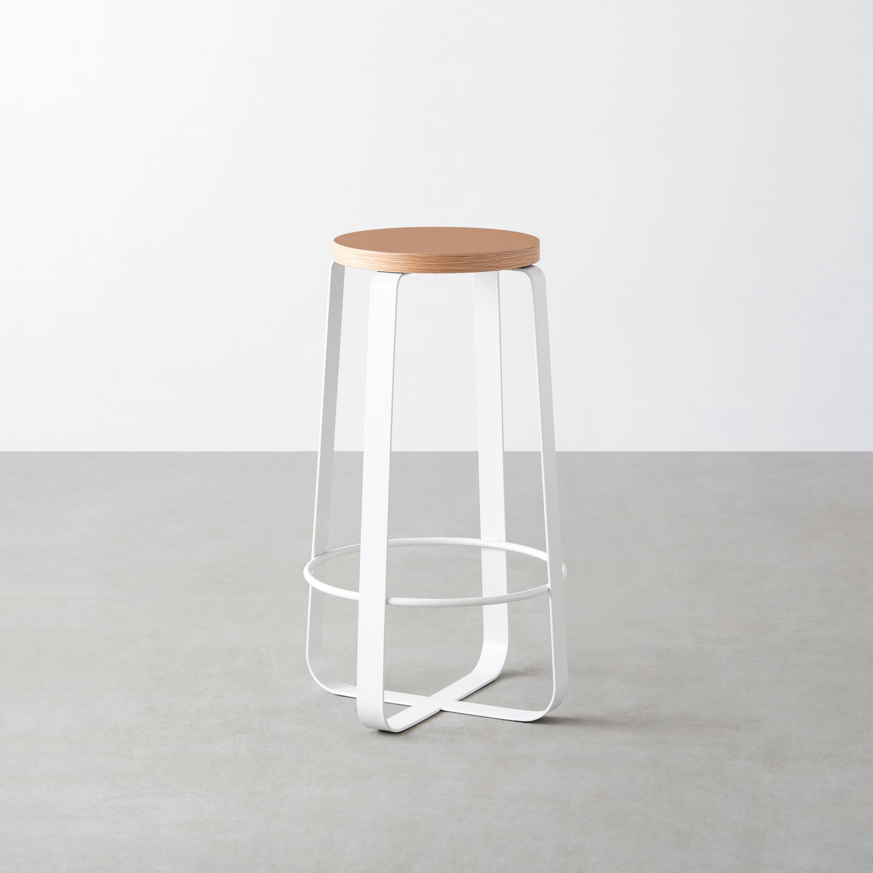 KanademonoのリノリウムWalnut Round座面とホワイトのCross_Plate脚を合わせたシンプルモダンなHighスツール