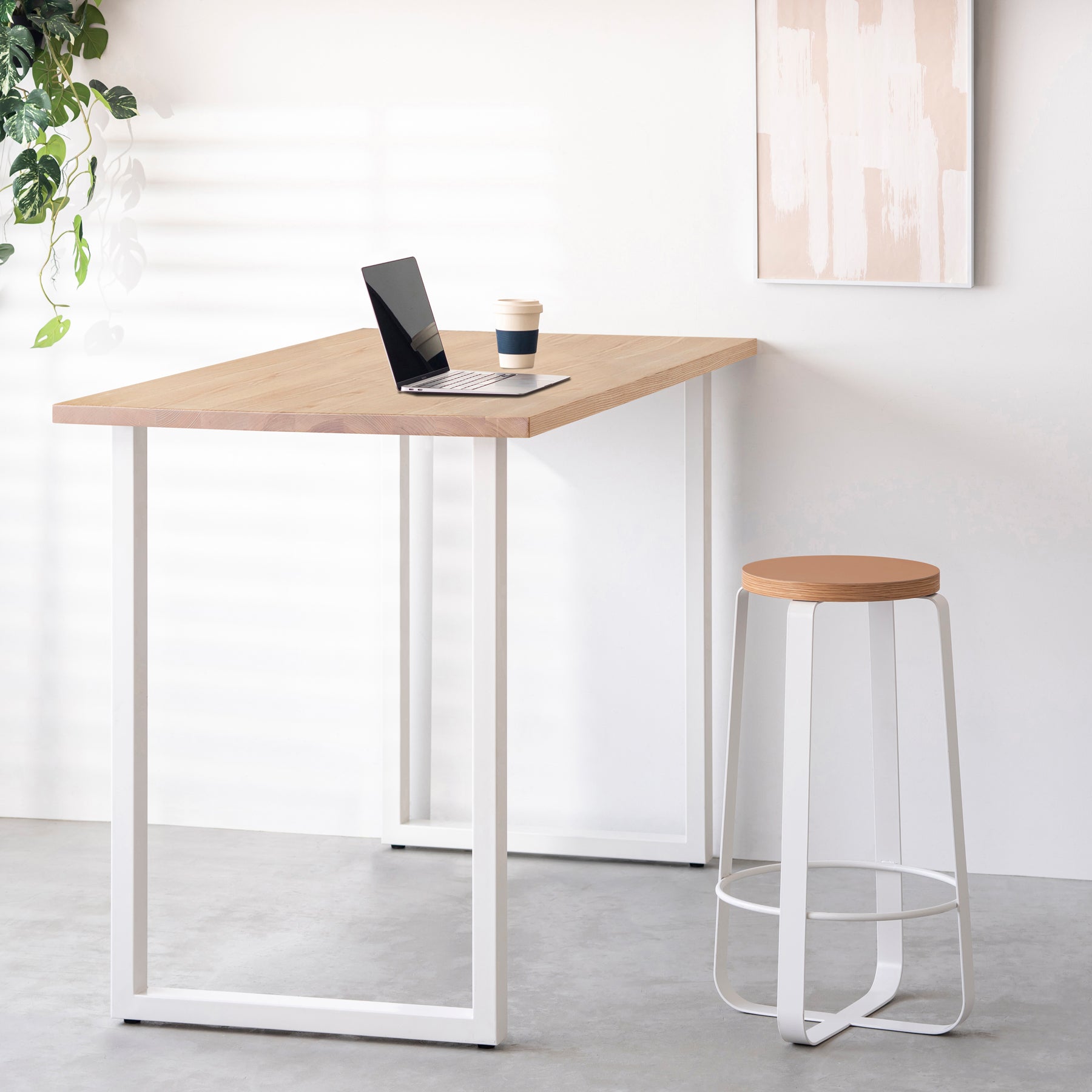 KanademonoのリノリウムWalnut Round座面とホワイトのCross_Plate脚を合わせたシンプルモダンなHighスツール（使用例）