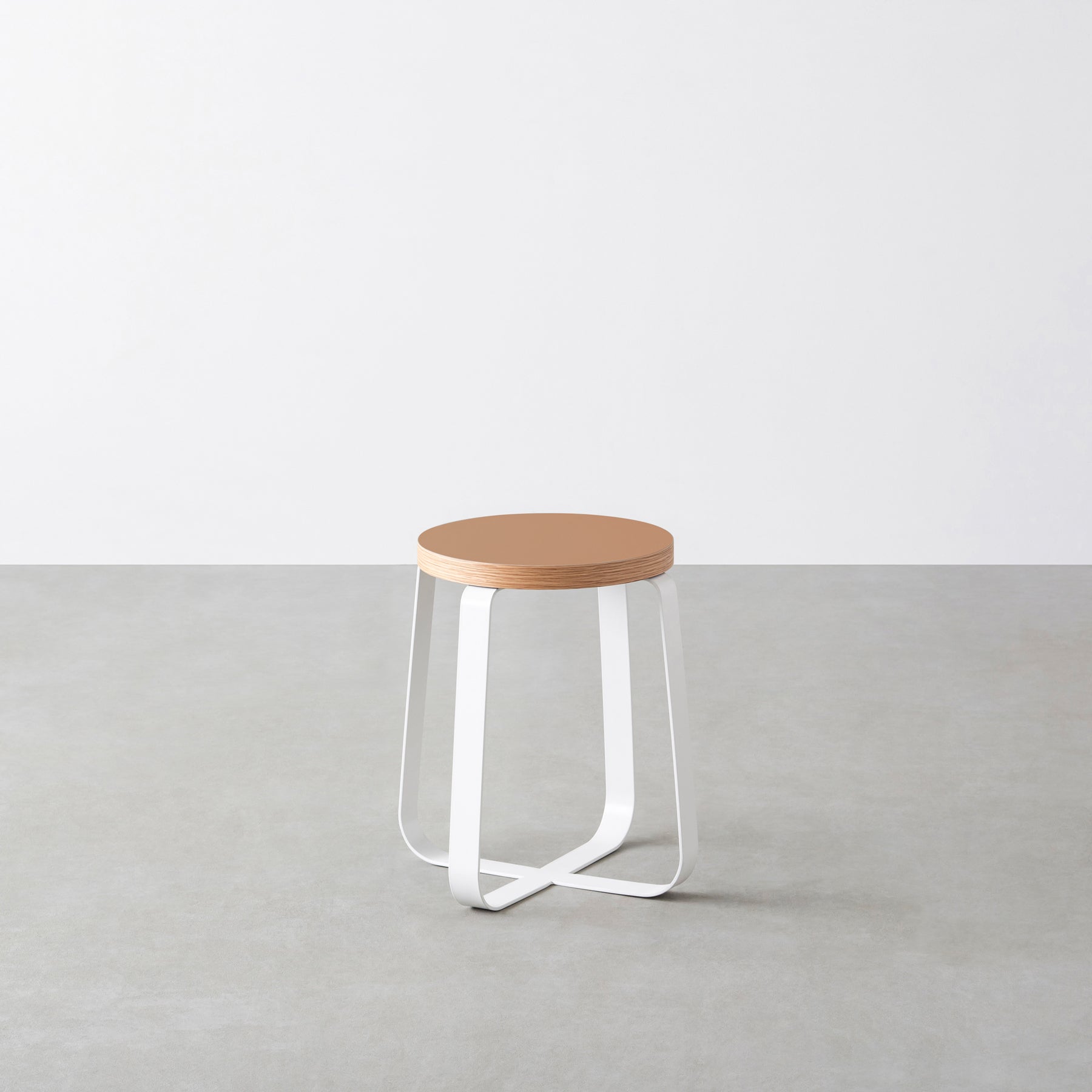KanademonoのリノリウムWalnut Round座面とホワイトのCross Plate脚を合わせたシンプルモダンなスツール