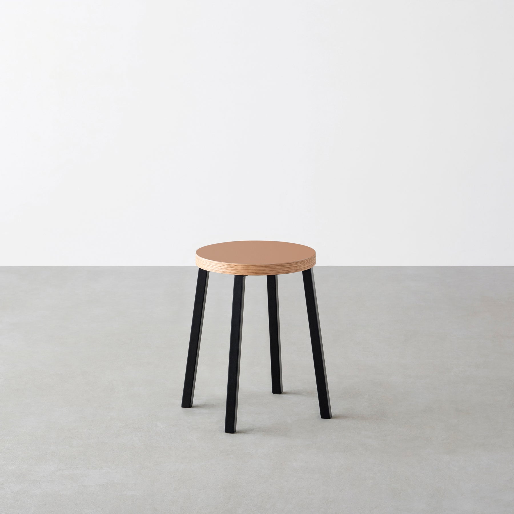 KanademonoのリノリウムWalnut Round座面とブラックのSlant Bar脚を合わせたシンプルモダンなスツール