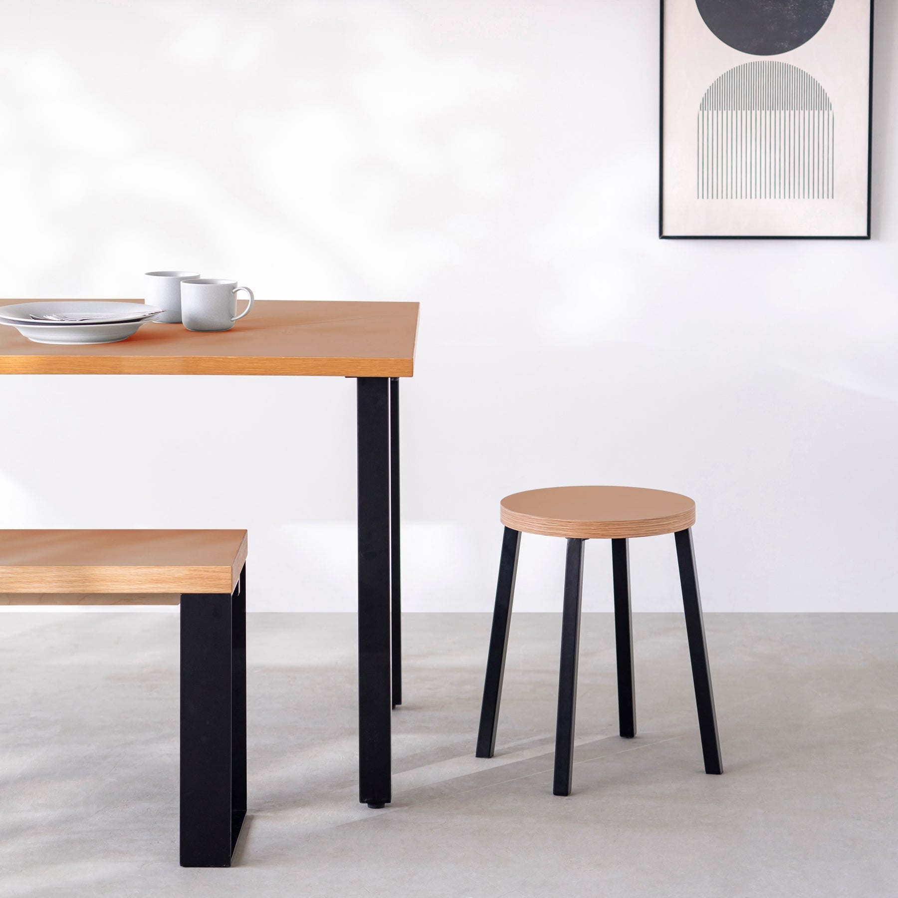 KanademonoのリノリウムWalnut Round座面とブラックのSlant Bar脚を合わせたシンプルモダンなスツール（使用例）