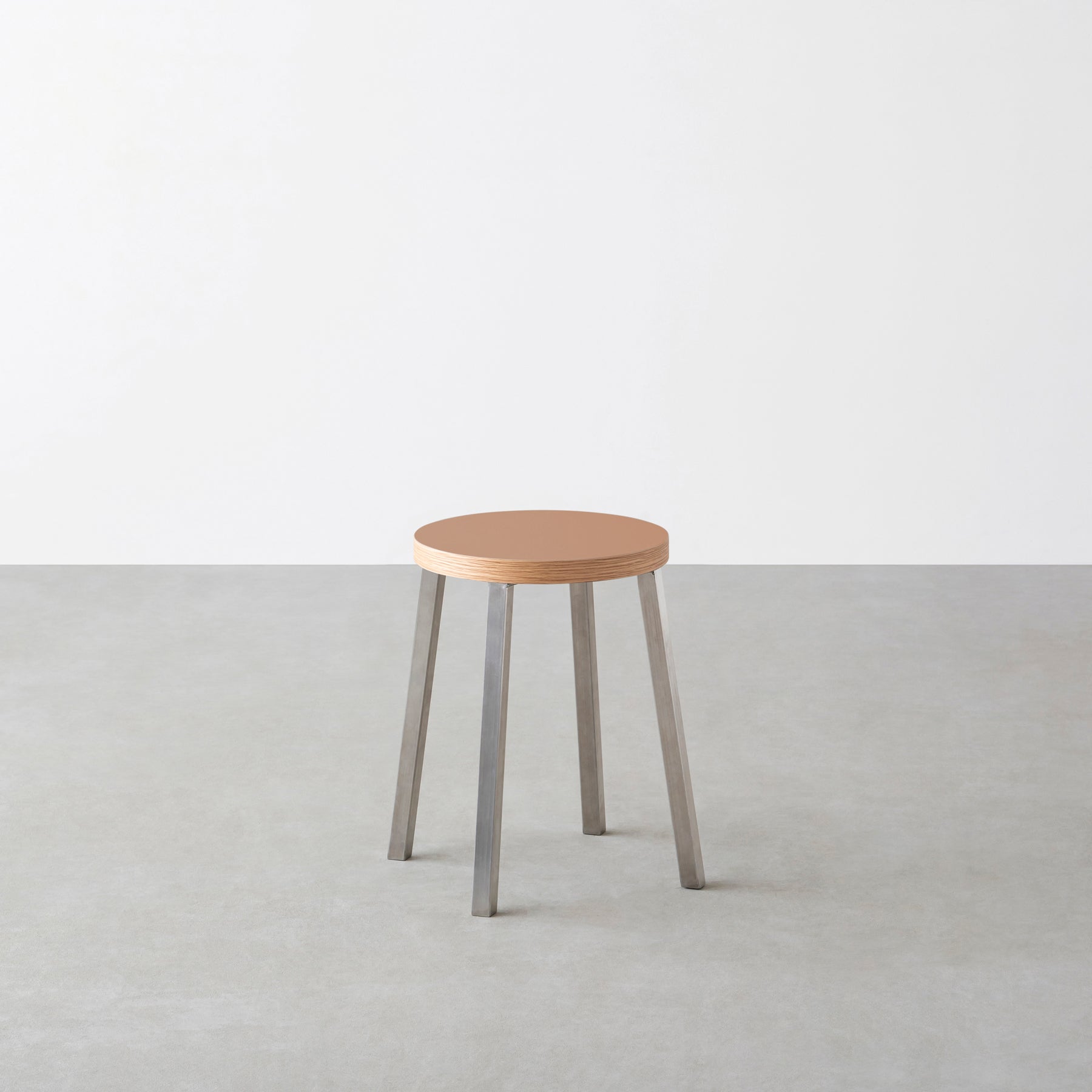 KanademonoのリノリウムWalnut Round座面とステンレスのSlant Bar脚を合わせたシンプルモダンなスツール